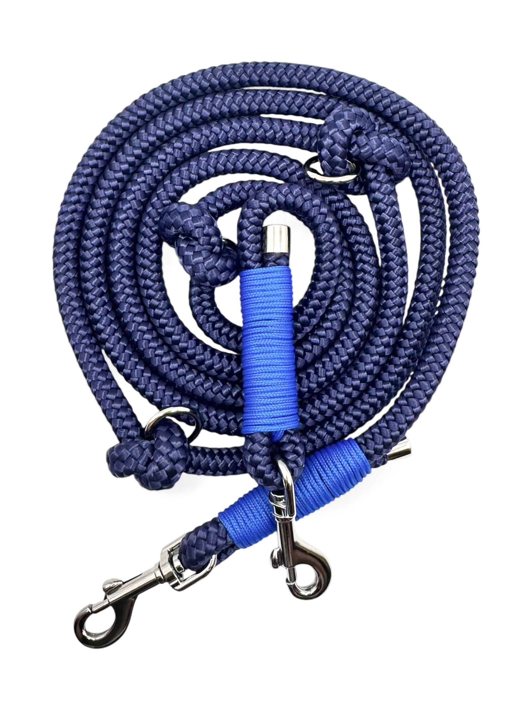 Hundeleine aus 10mm starken Tau in dunkelblau mit royal blauer Umwickelung und silbernen Details 