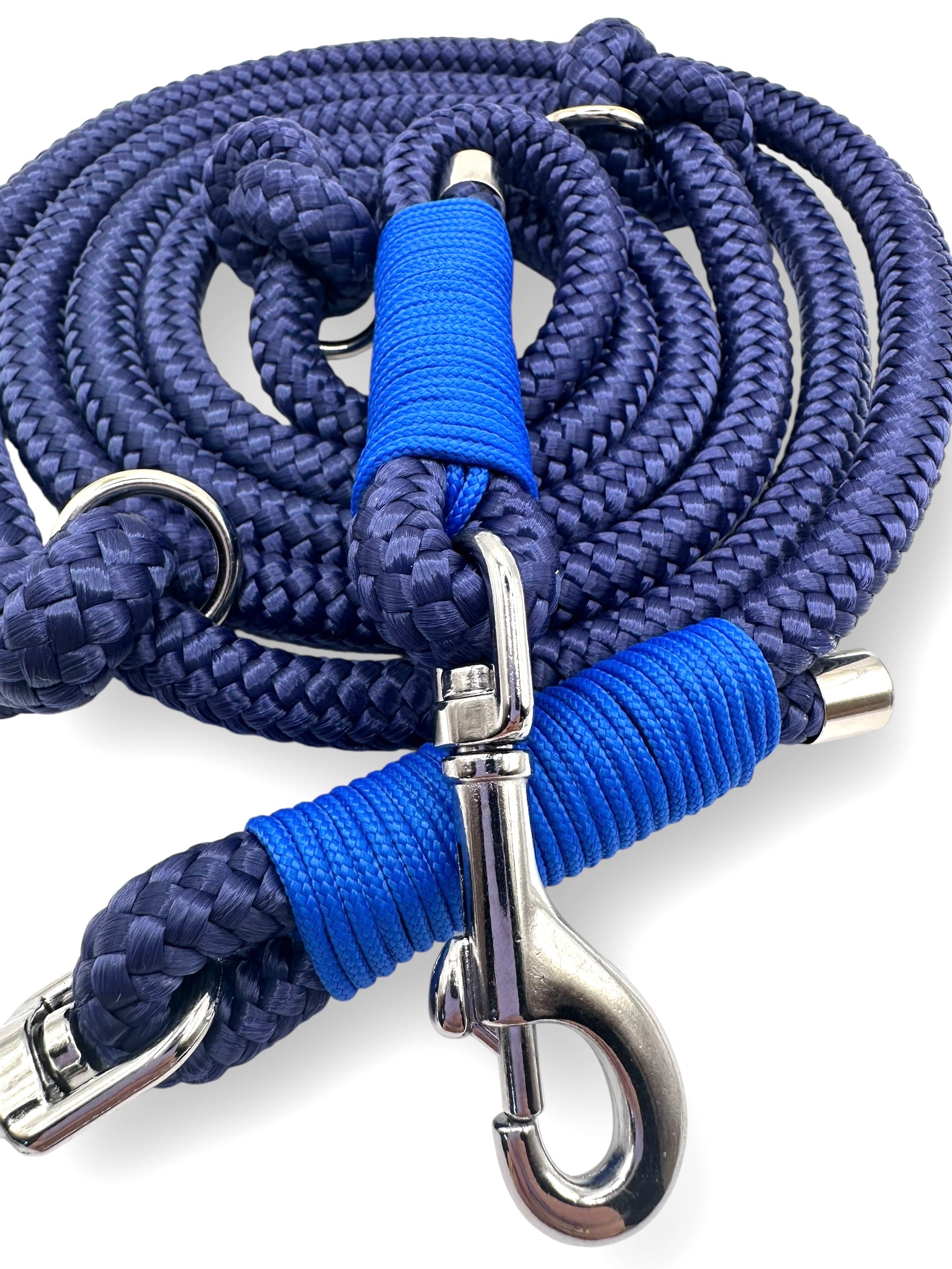 Hundeleine aus 10mm starken Tau in dunkelblau mit royal blauer Umwickelung und silbernen Details - Nahaufnahme Karabiner