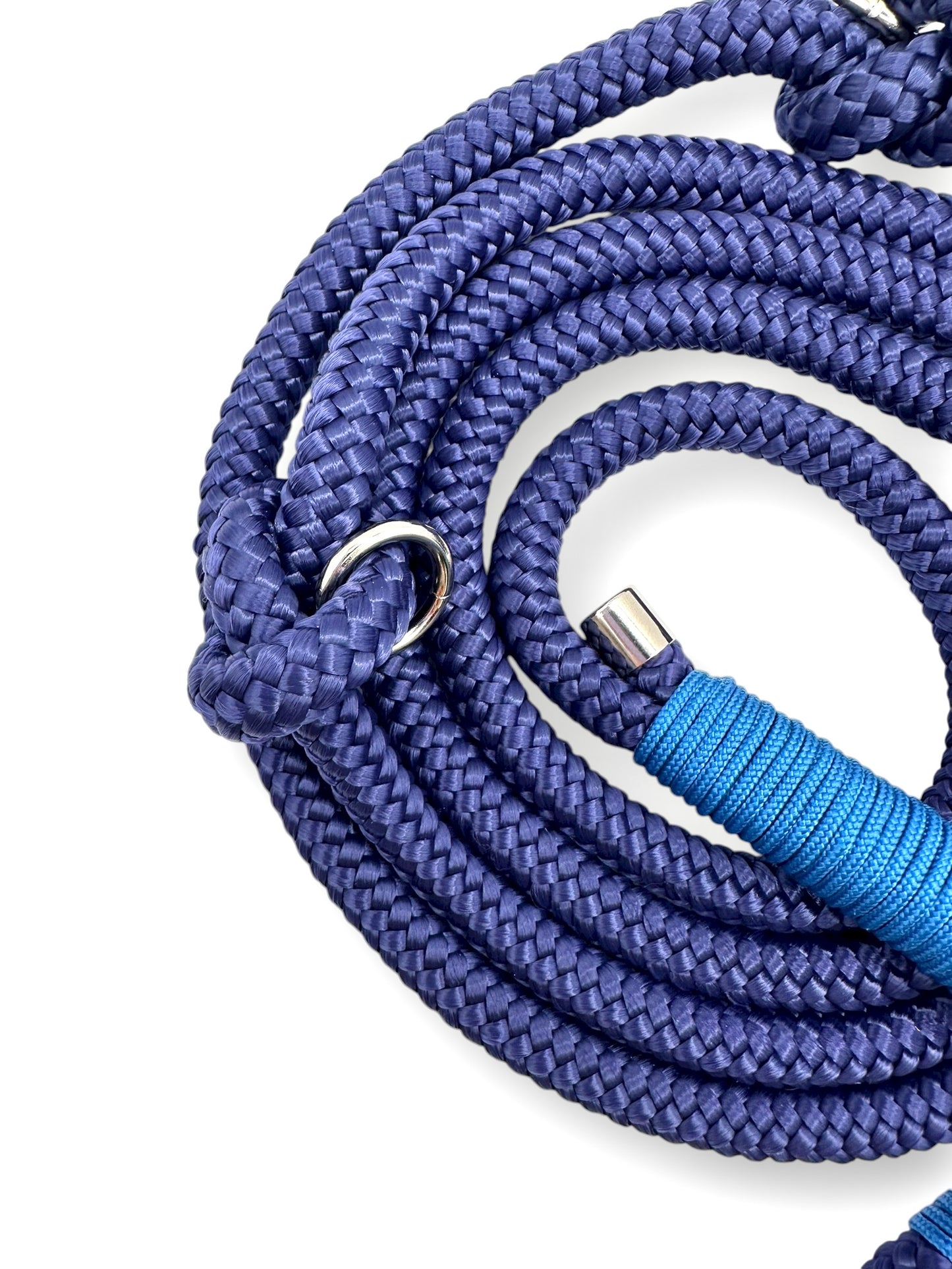 Hundeleine aus Tau in herbstlichen Blau. Dunkelblaue Leine mit Lapis blauem und silbernen Details - Nahaufnahme Seil