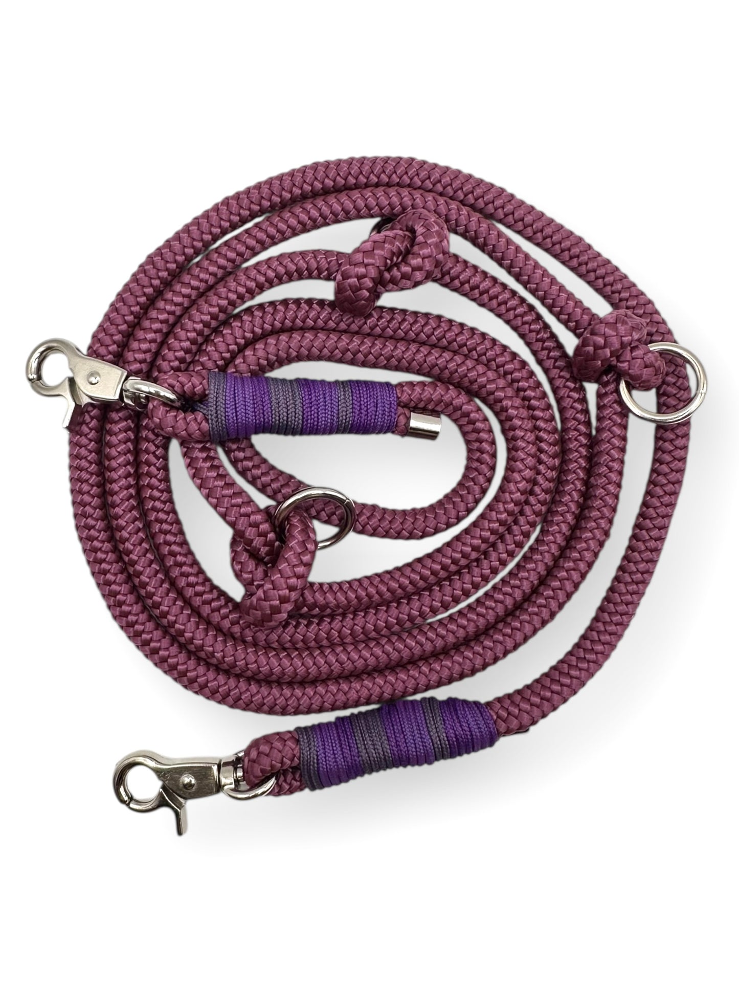 Hundeleine aus Tau in dunkelrot mit lila Details. Für alle hunde geeigent, da anpassbr und Personalisierbar.