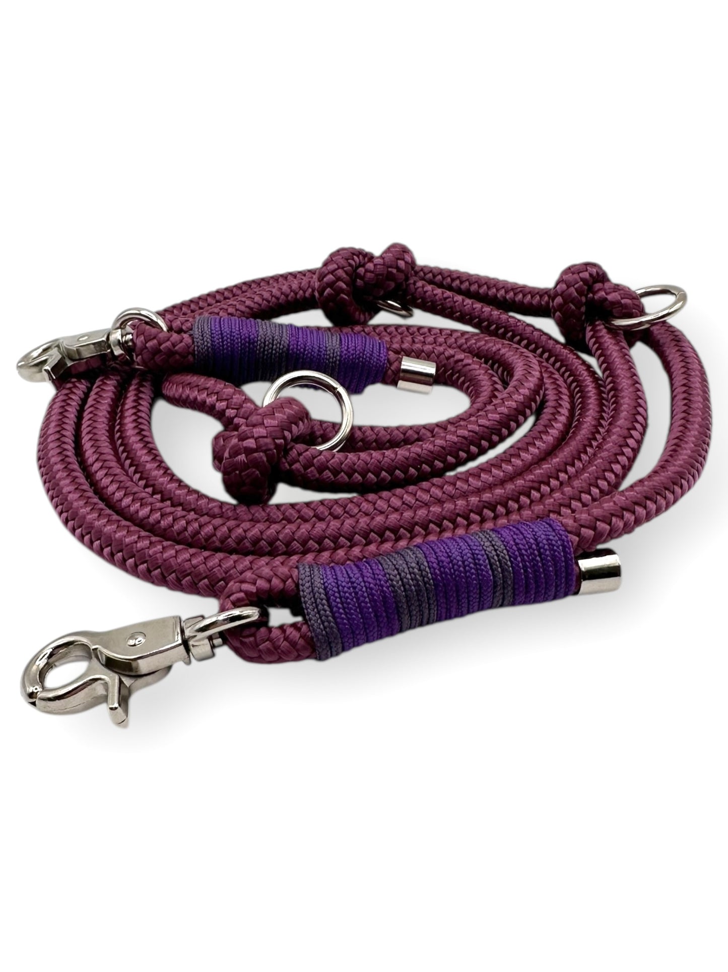 Hundeleine aus Tau in dunkelrot mit lila Details. Für alle hunde geeigent, da anpassbr und Personalisierbar.