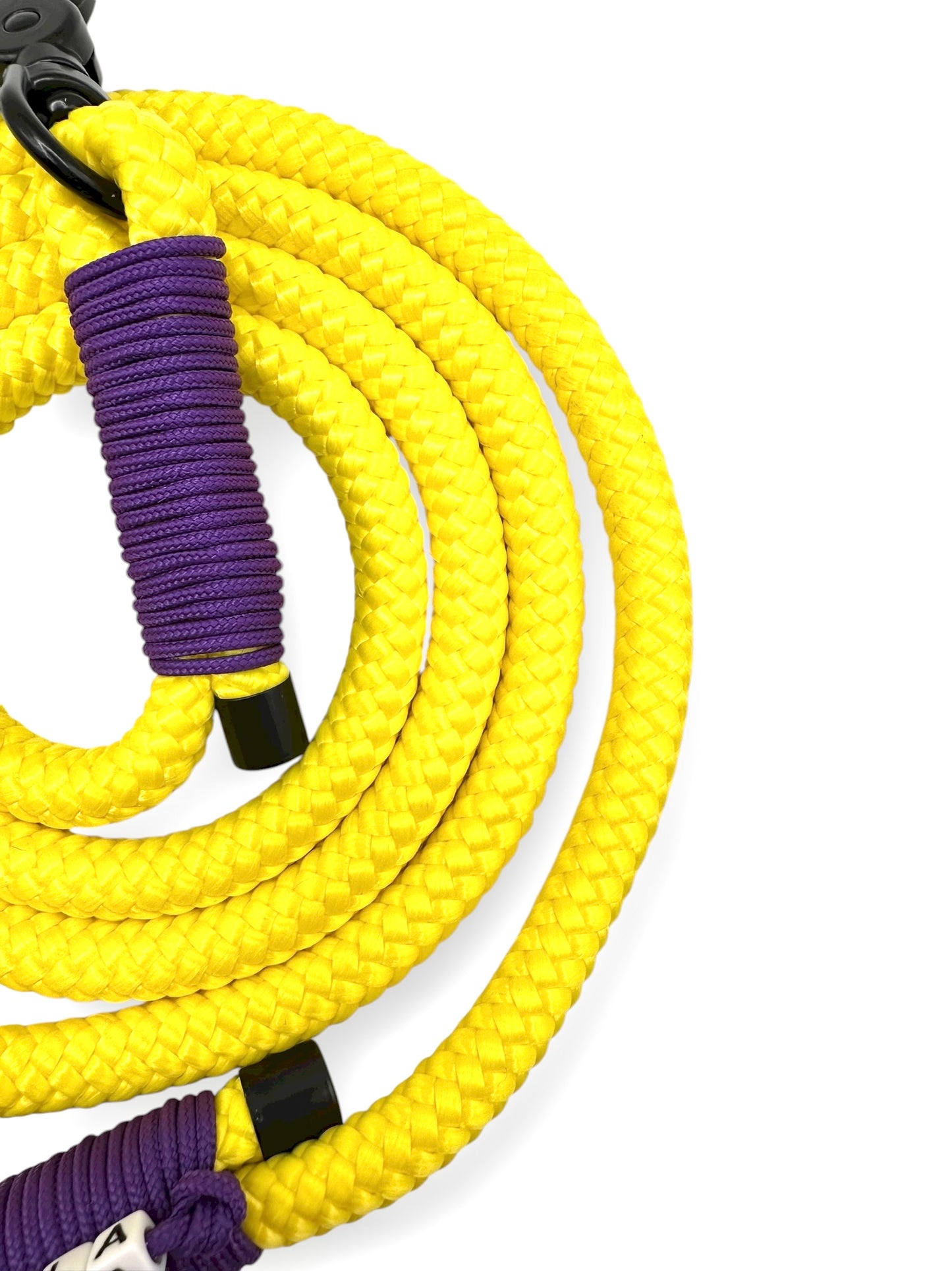 Hundeleine aus Tau in gelb mit lila und schwarzen details. 10mm stark Seil