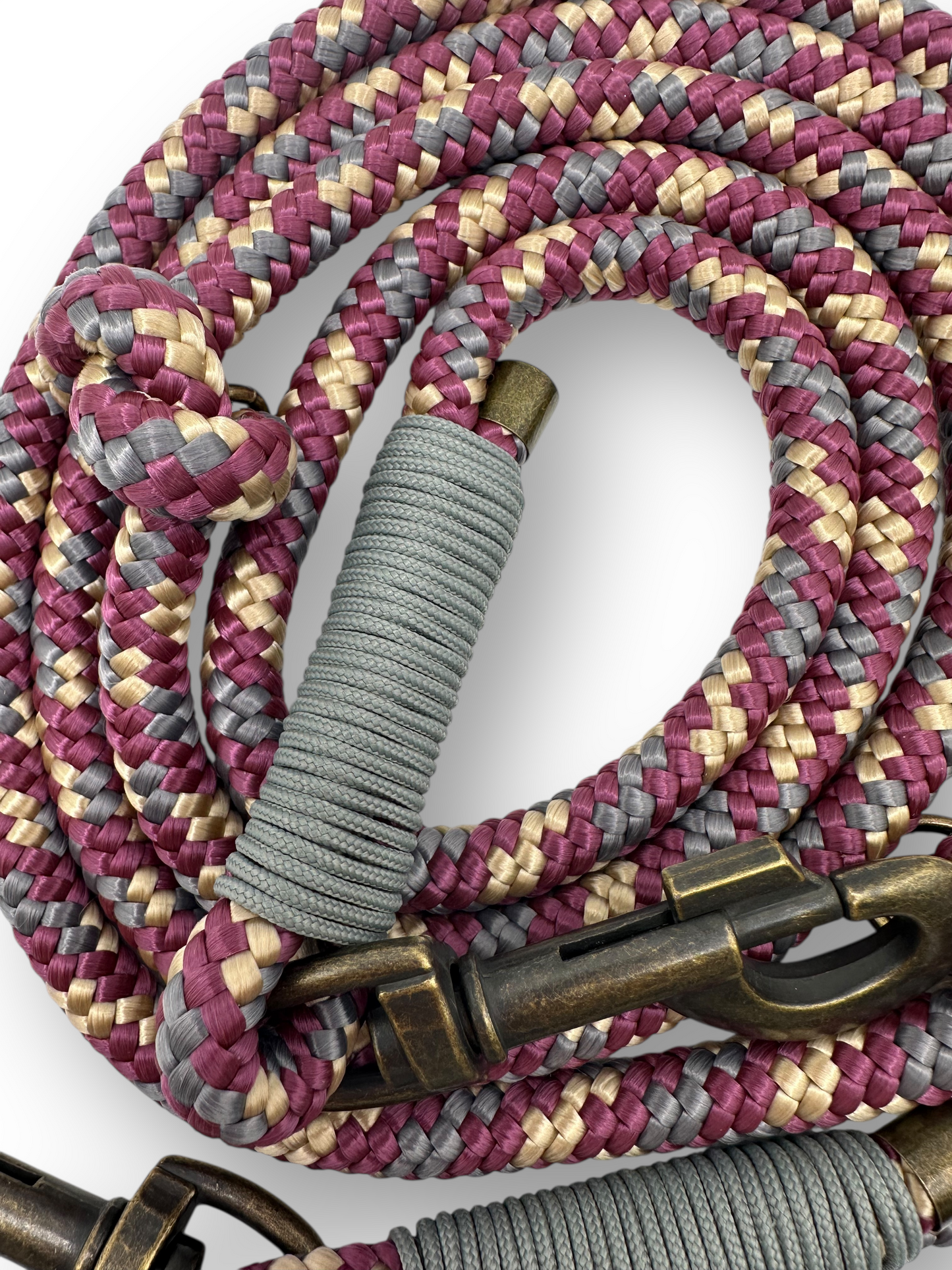 Tauleine für Hunde us 10mm starken Tau in der Farbe classy Bordeaux. Hundeleine in verschiedenen Längen geeignet für kleine, mittlere und große Hunde, da sie an das Gewicht deines Hundes angepasst wird.