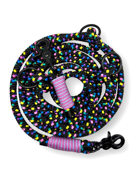 Hundeleine aus 10mm starken Tau. In schwarz mit bunten Details - gelb, blau, lila, rosa und grün. Draufsicht