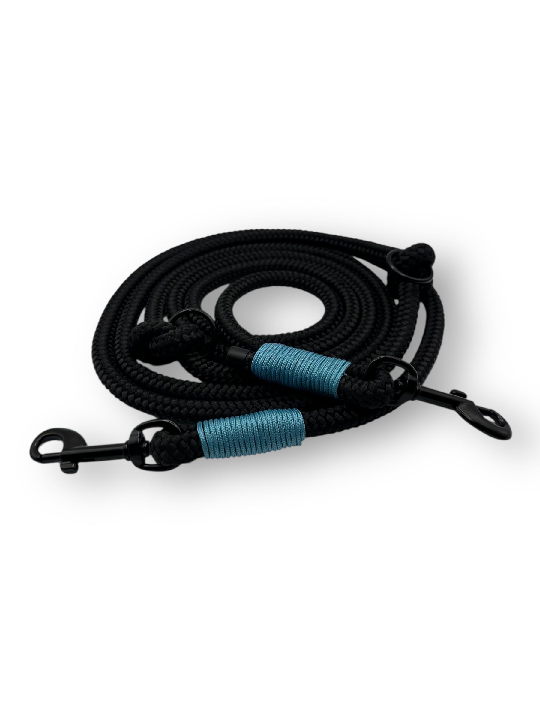 Hundeleine aus 10mm starken Tau in der Farbe schwarz mit türkisfarbener Umwickelung. Personalisierbar perfektes Weihnachtsgeschenk für alle Vierbeiner.