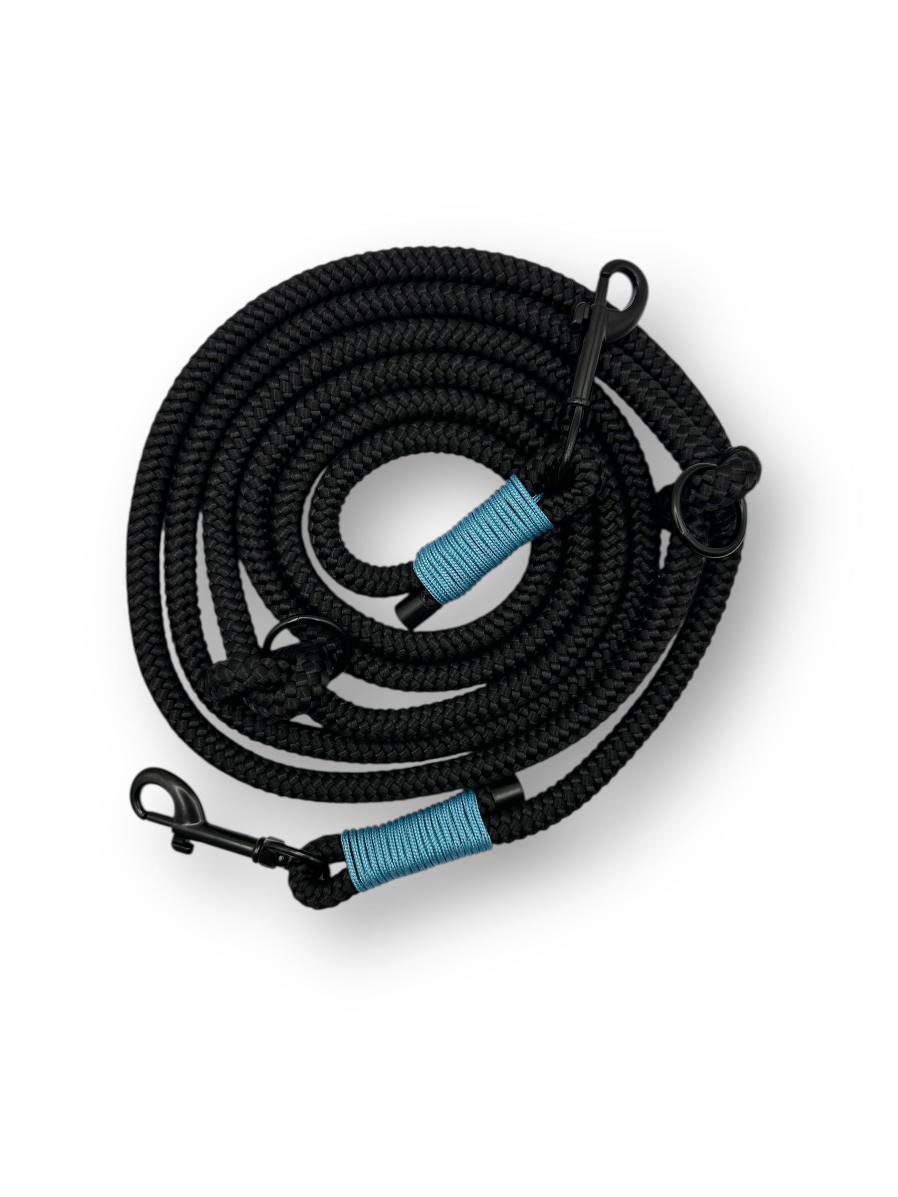 Hundeleine aus 10mm starken Tau in der Farbe schwarz mit türkisfarbener Umwickelung. Personalisierbar perfektes Weihnachtsgeschenk für alle Vierbeiner.