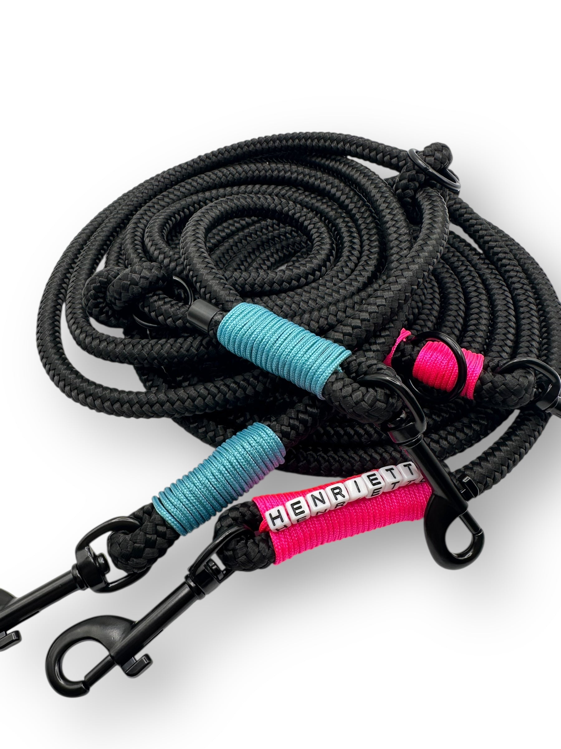 Hundeleine aus 10mm starken Tau in der Farbe schwarz mit türkisfarbener Umwickelung. Personalisierbar perfektes Weihnachtsgeschenk für alle Vierbeiner.