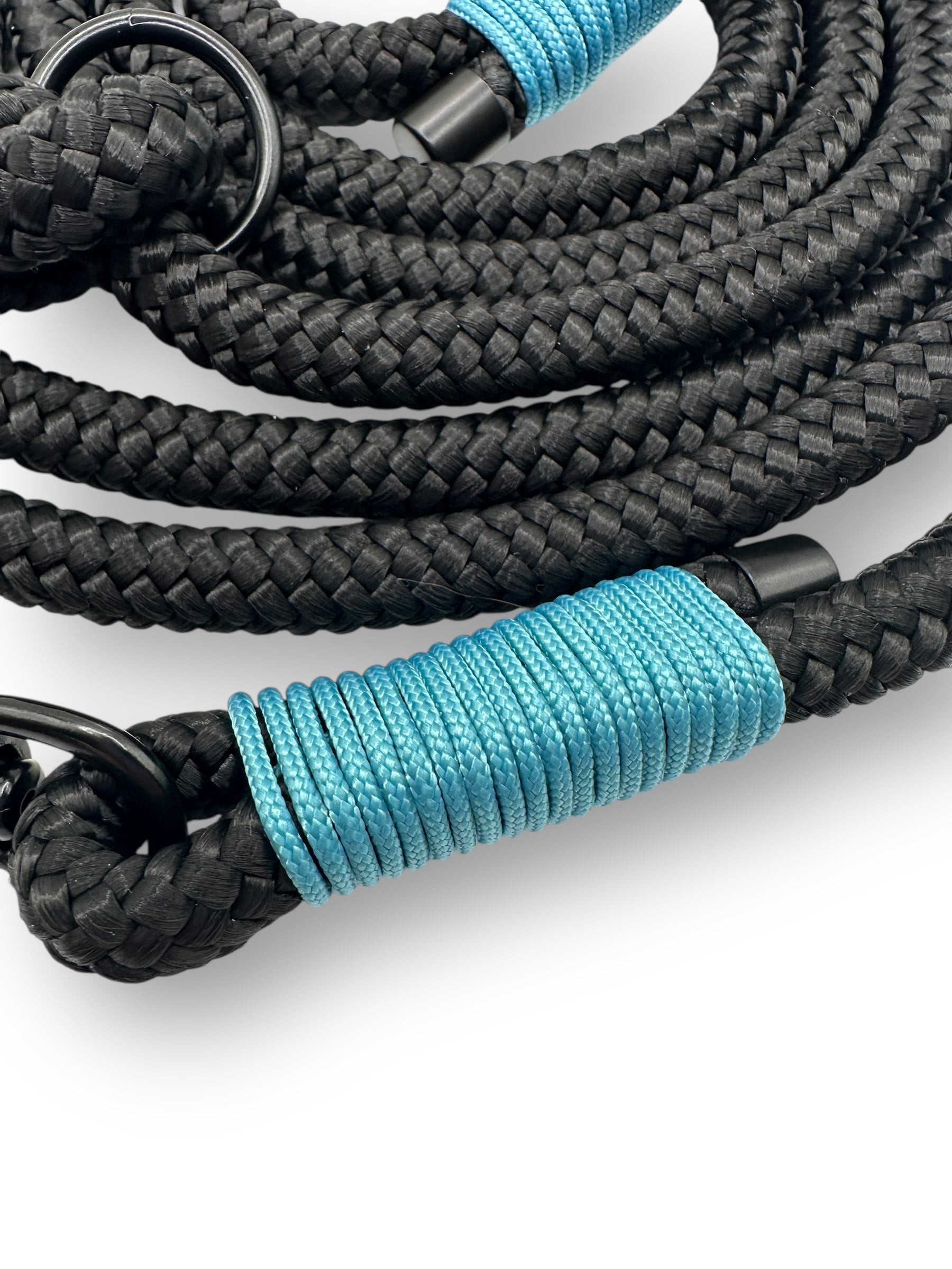 Hundeleine aus 10mm starken Tau in der Farbe schwarz mit türkisfarbener Umwickelung. Personalisierbar perfektes Weihnachtsgeschenk für alle Vierbeiner.