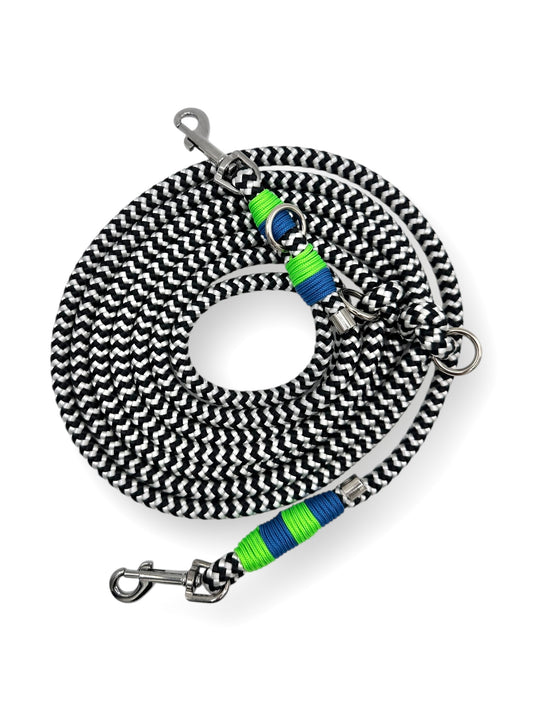 Hundeleine aus 10mm starken Tau in schwarz weiß shockwave mit lapis blauen und Neon grünen Details Draufsicht