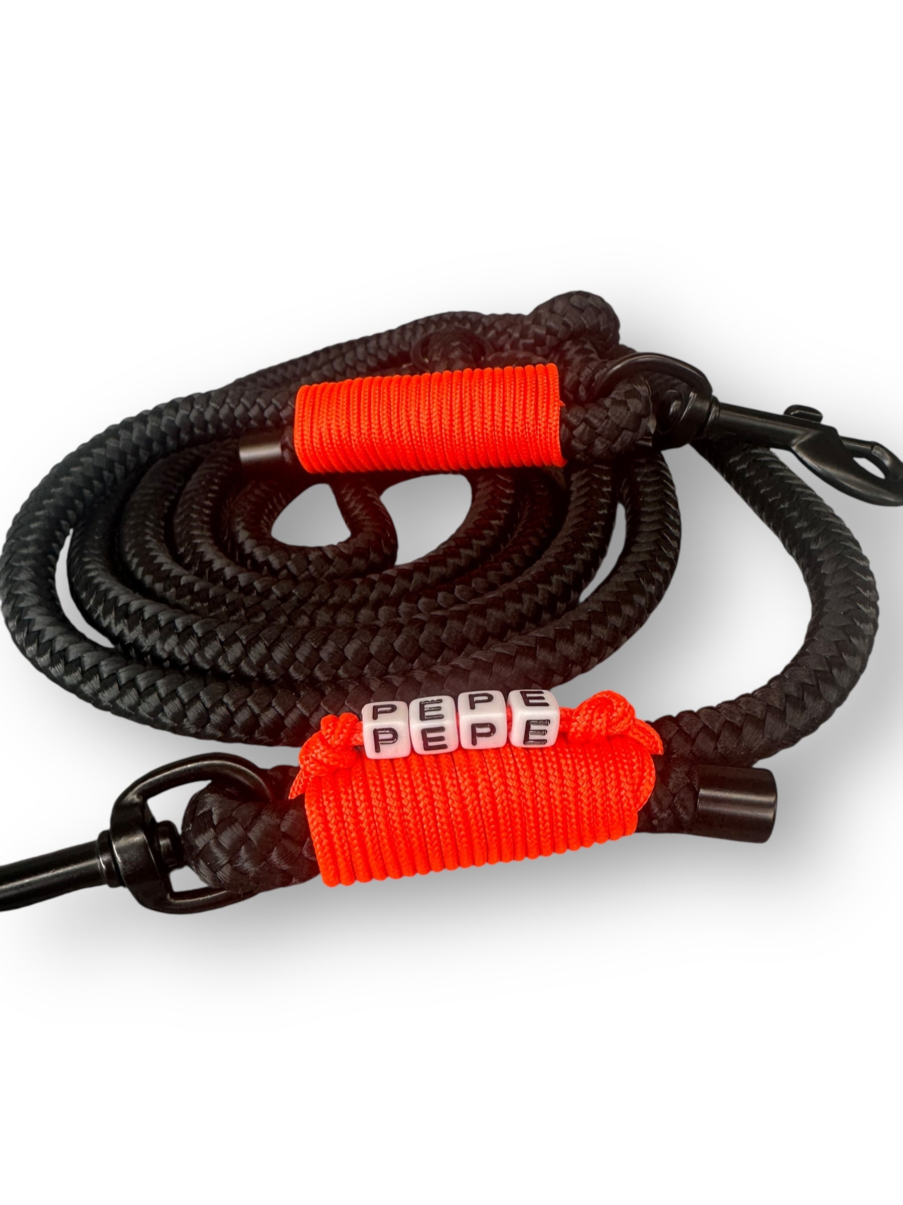 Hundeleine aus 10mm starken Tau in der Farbe schwarz mit neon orangenen Details