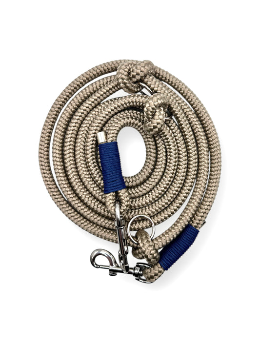 Hundeleine aus 10mm starken Tau in der Farbe tan, mit Galaxy blauen details.