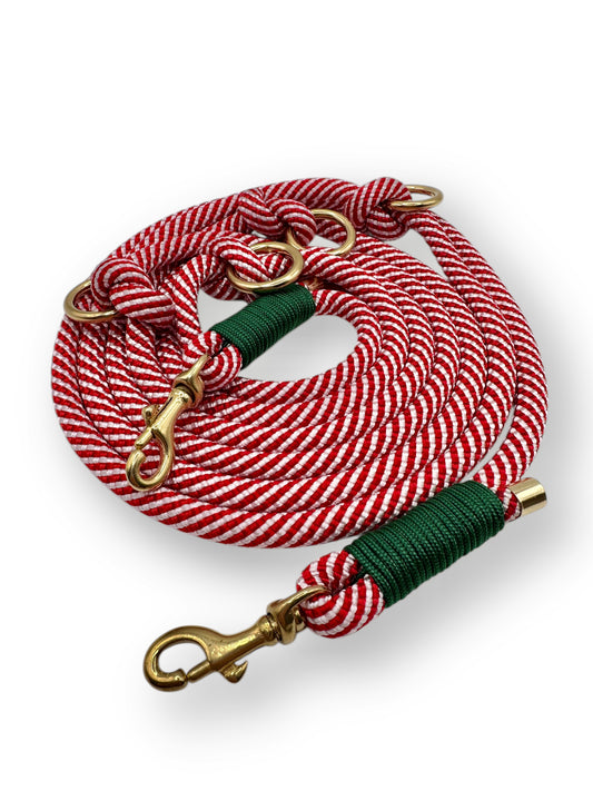 Hundeleine aus premium Seil in der Farbe candy cane, rot & weiß mit grünen Details. Weihnachtsleine perfektes Weihnachtsgeschenk.