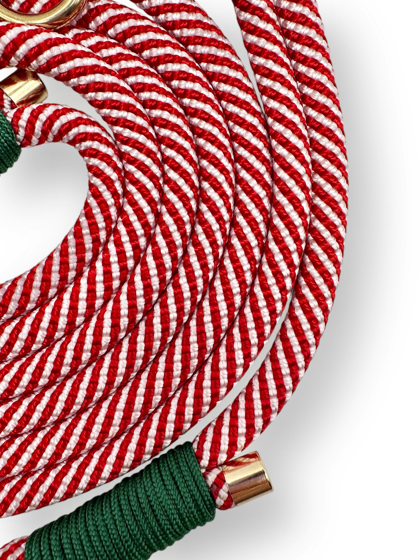 Hundeleine aus premium Seil in der Farbe candy cane, rot & weiß mit grünen Details. Weihnachtsleine perfektes Weihnachtsgeschenk.
