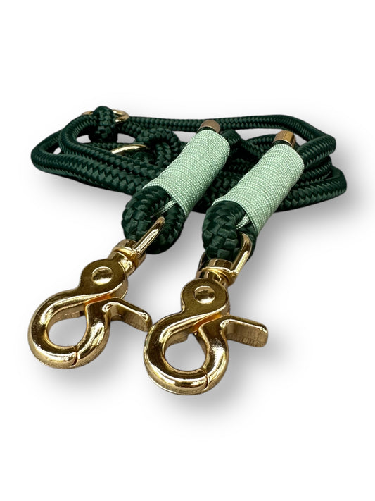 Hundeleine aus 10mm Tau in der Farbe dark grün mit dewdrop grün Umwickelung und goldenen Details - Vorderansicht 
