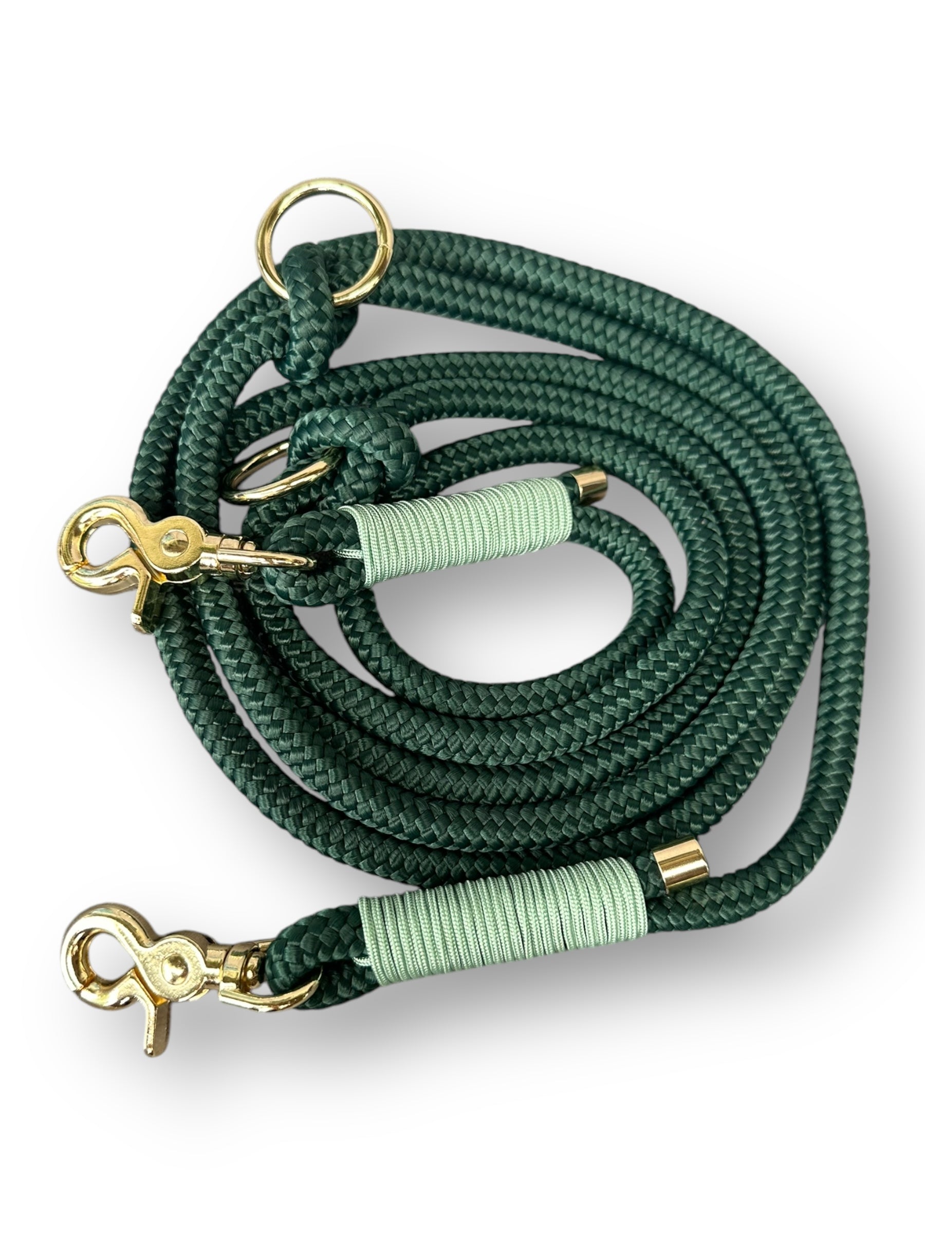 Hundeleine aus 10mm Tau in der Farbe dark grün mit dewdrop grün Umwickelung und goldenen Details - Draufsicht