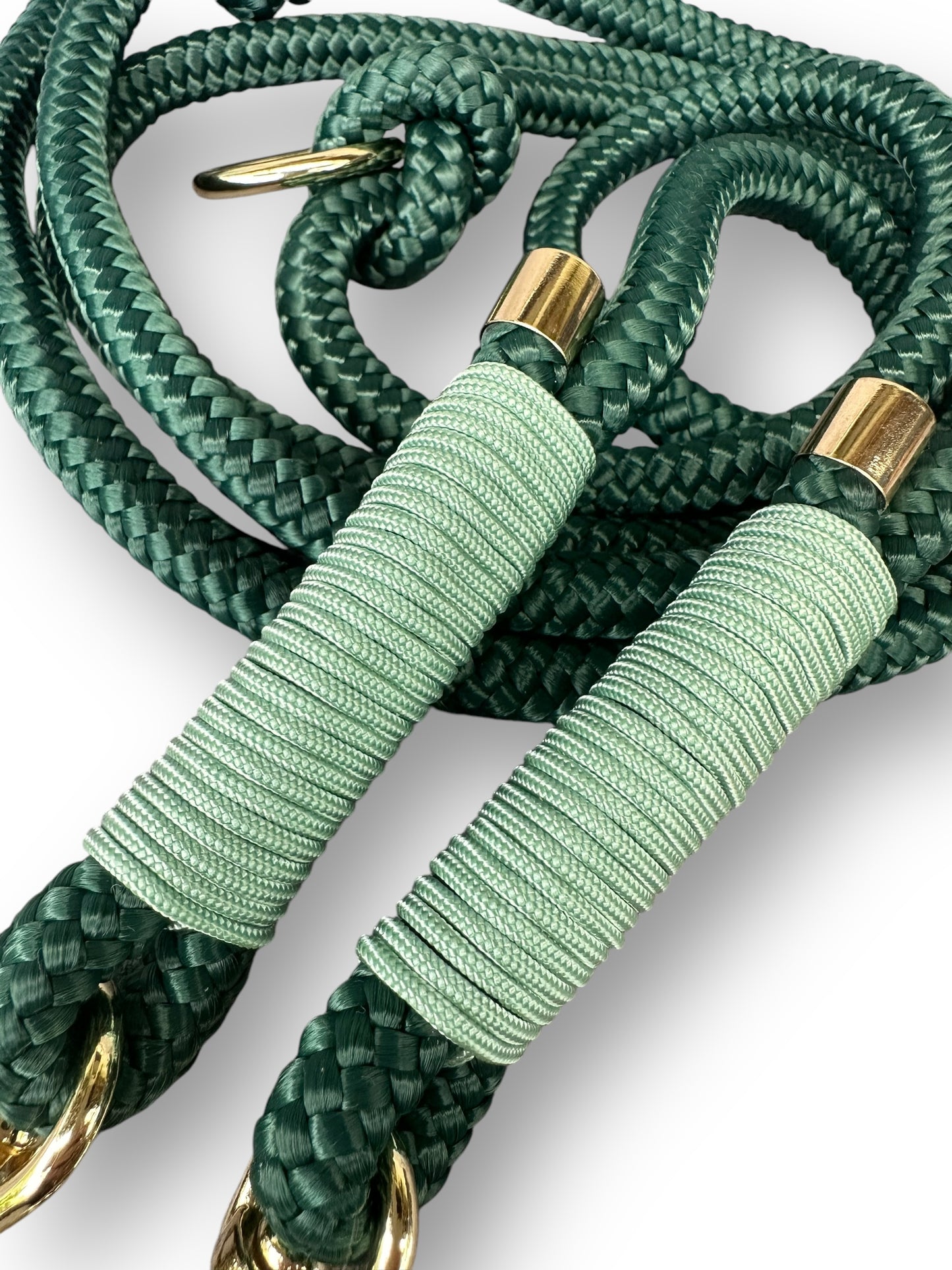 Hundeleine aus 10mm Tau in der Farbe dark grün mit dewdrop grün Umwickelung und goldenen Details - Details Umwickelung 