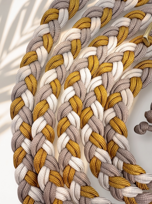 Hundeleine geflochten aus Paracord Typ 3 in den Farben Cream, Tan und Gold Rush. Mit goldenen Details. Details flechtung 