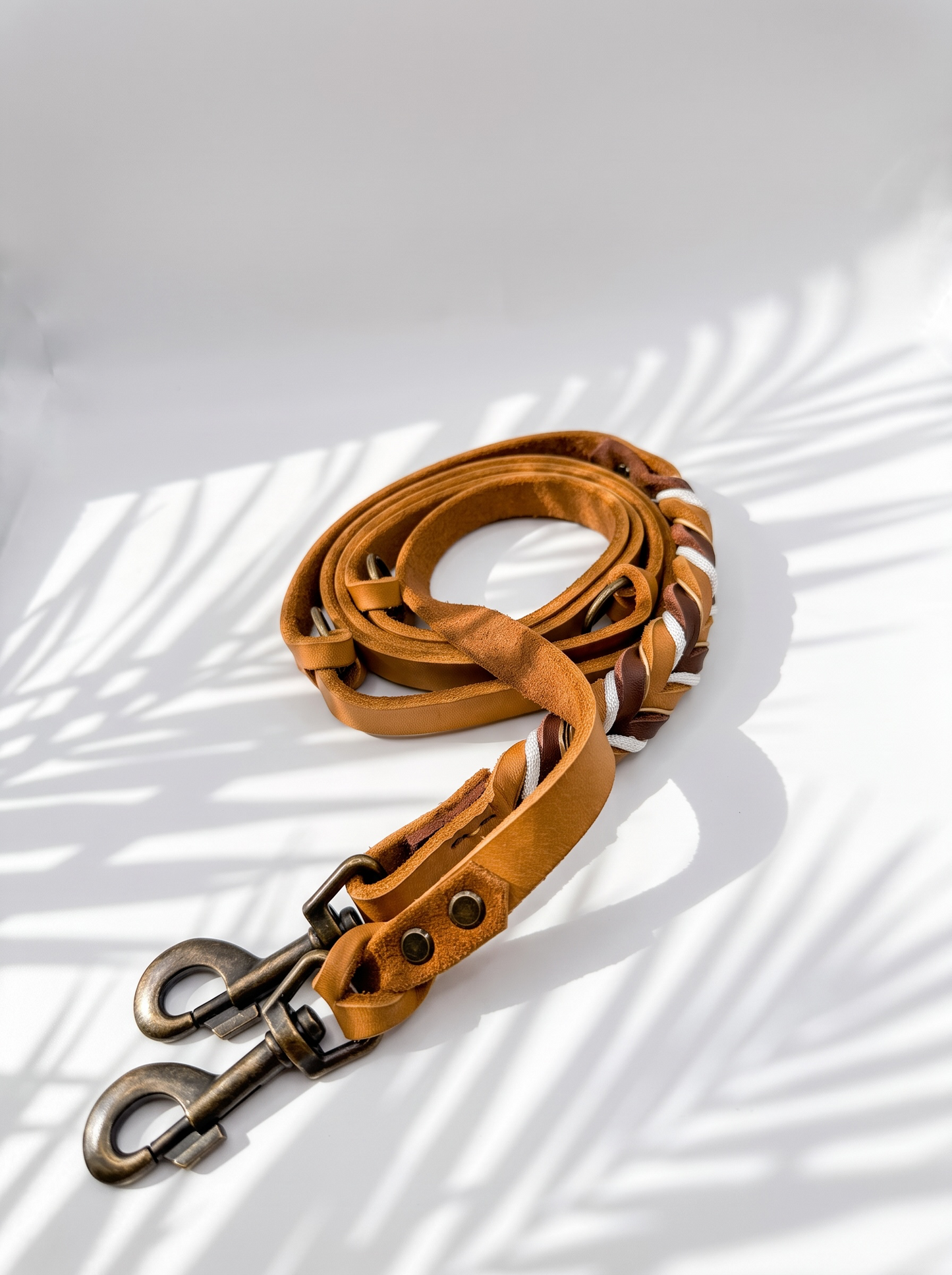 Lederleine geflochten in braun und Cognac mit weißen und goldenen Details. Länge und Breite wählbar. Ansicht Bolzenkarbiner 