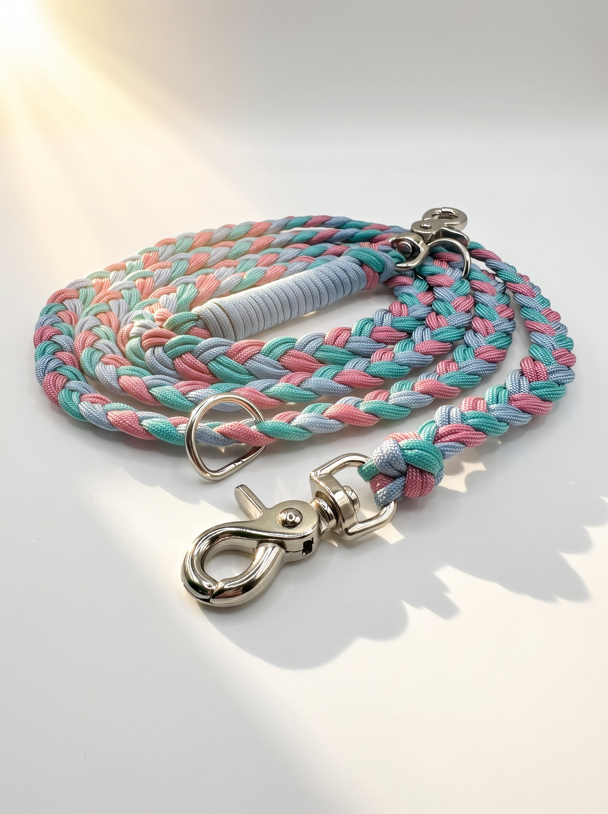 Hundeleine geflochten aus Paracord Typ 3 in den Farben turquoise, ice blau und Lavendel rosa mit silberne Beschlägen. Scherenkarabiner Silber 