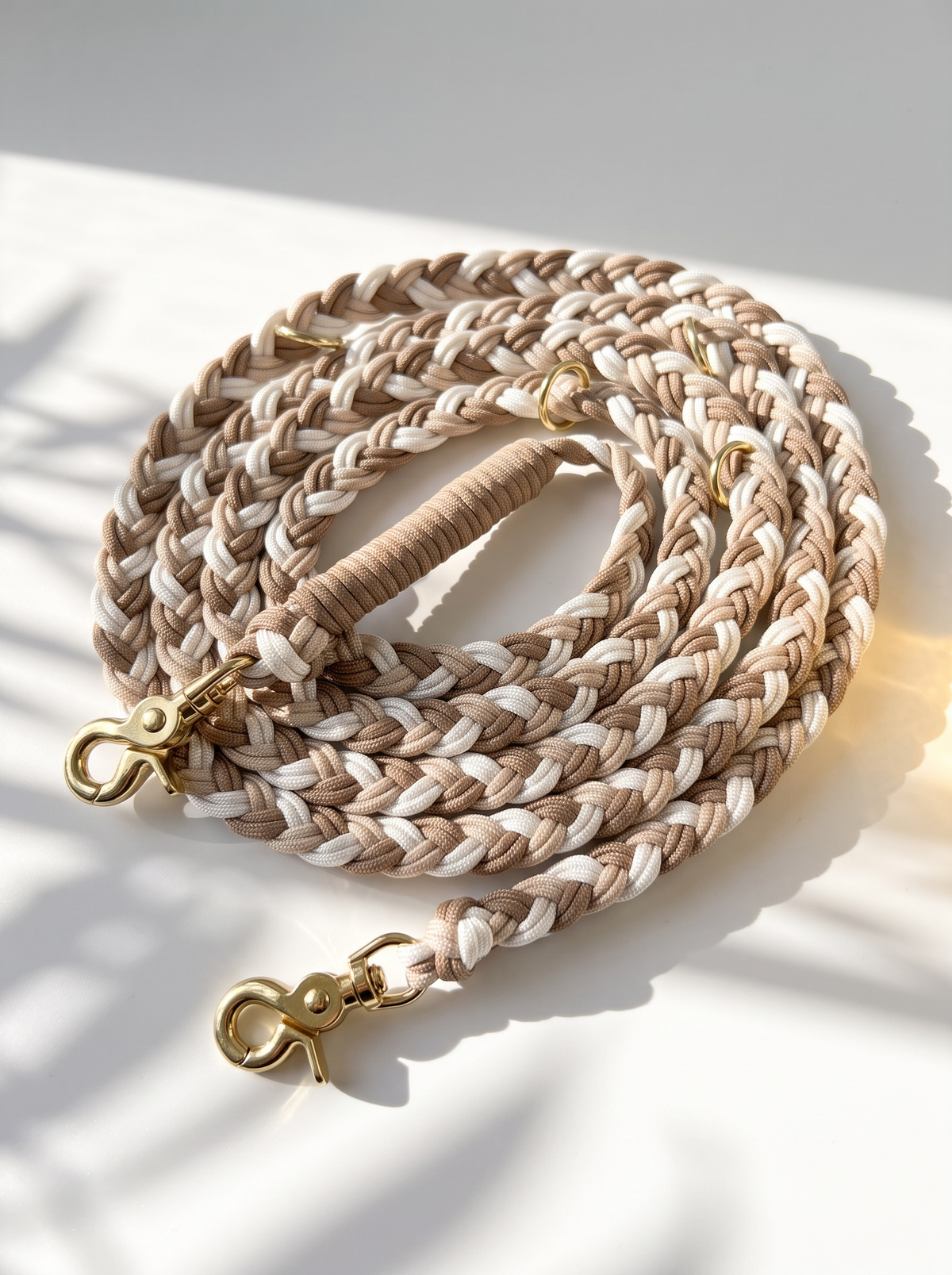 Hundeleine geflochten aus Paracord in Cream, Moccas und Snow weiß. Handgefertigt und individuell anpassbar. Scherenkarabiner Gold 