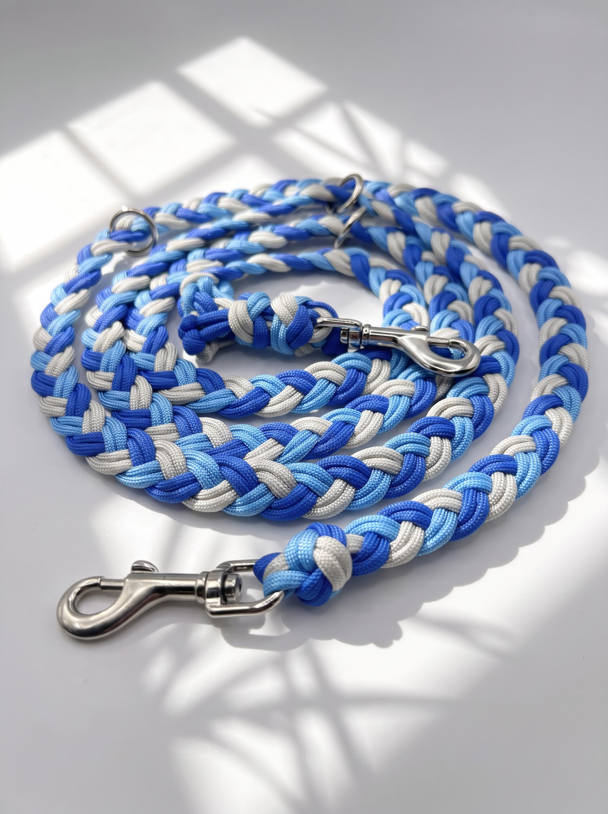 Hundeleine in blau und Silber geflochten aus Paracord Winter Edition Eis Blau. Winterliche Hundeleine als Weihnachtsgeschenk. Bolzenkarabiner Silber 