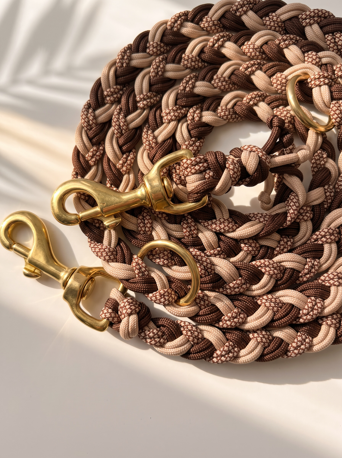Hundeleine geflochten aus Paracord Typ 3 in den Farben Mocca, chocolate braun diamonds. Herbstliche brauntöne mit goldenen Details. Handgefertigt und individuell anpassbar. Bolzenkarabiner Gold Messing 