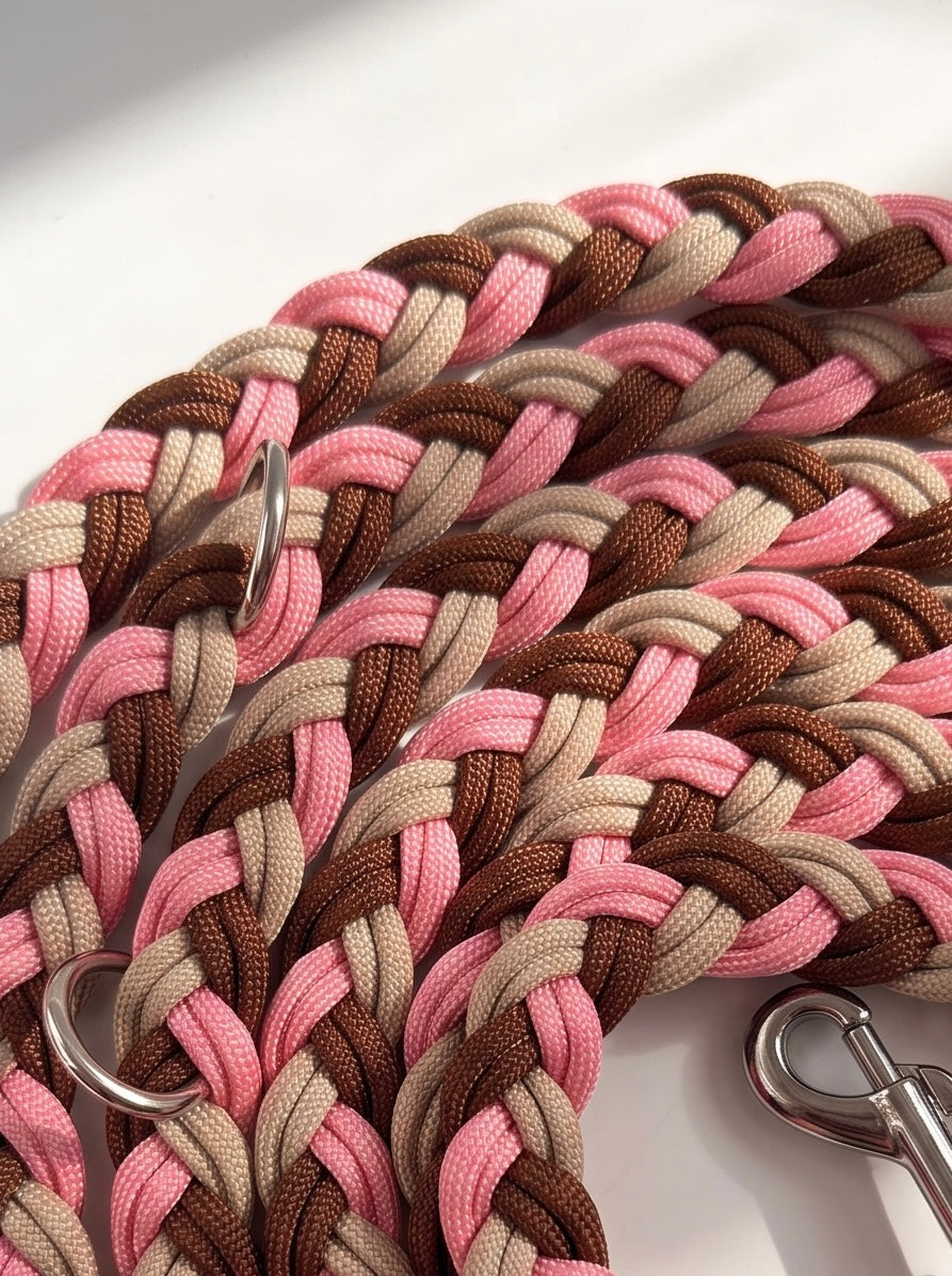 Paracordleine geflochten in beige, braun und rosa mit wählbaren Beschlägen. Handgefertigt und individuell anpassbar. Details flechtung 