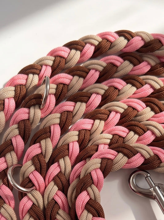 Paracordleine geflochten in beige, braun und rosa mit wählbaren Beschlägen. Handgefertigt und individuell anpassbar. Details flechtung 