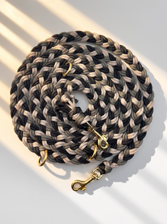 Hundeleine aus Paracord geflochten. In grau, grün schwarz tönen. Geeignet für alle Hunde, da wir die Beschläge an das Gewicht des Hundes anpassen. Draufsicht 