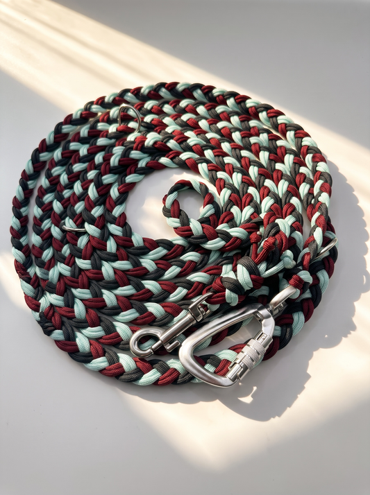 Hundeleine geflochten aus Paracord in den Farben Glacier Blau, Burgundy und Anthrazit. Handgefertigt und individuell anpassbar. Draufsicht auf die Leine 