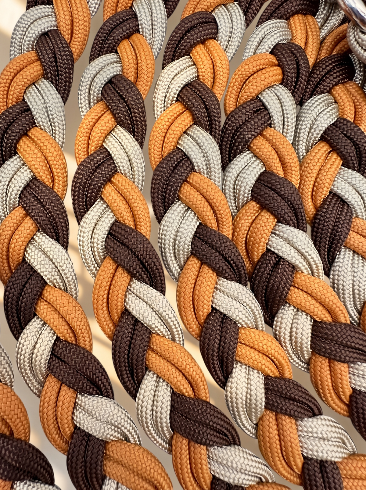 Hundeleine geflochten aus Pracord in mustard, Café Latte und walnut braun. Handgefertigt und individuell anpassbar. Details der flechtung 