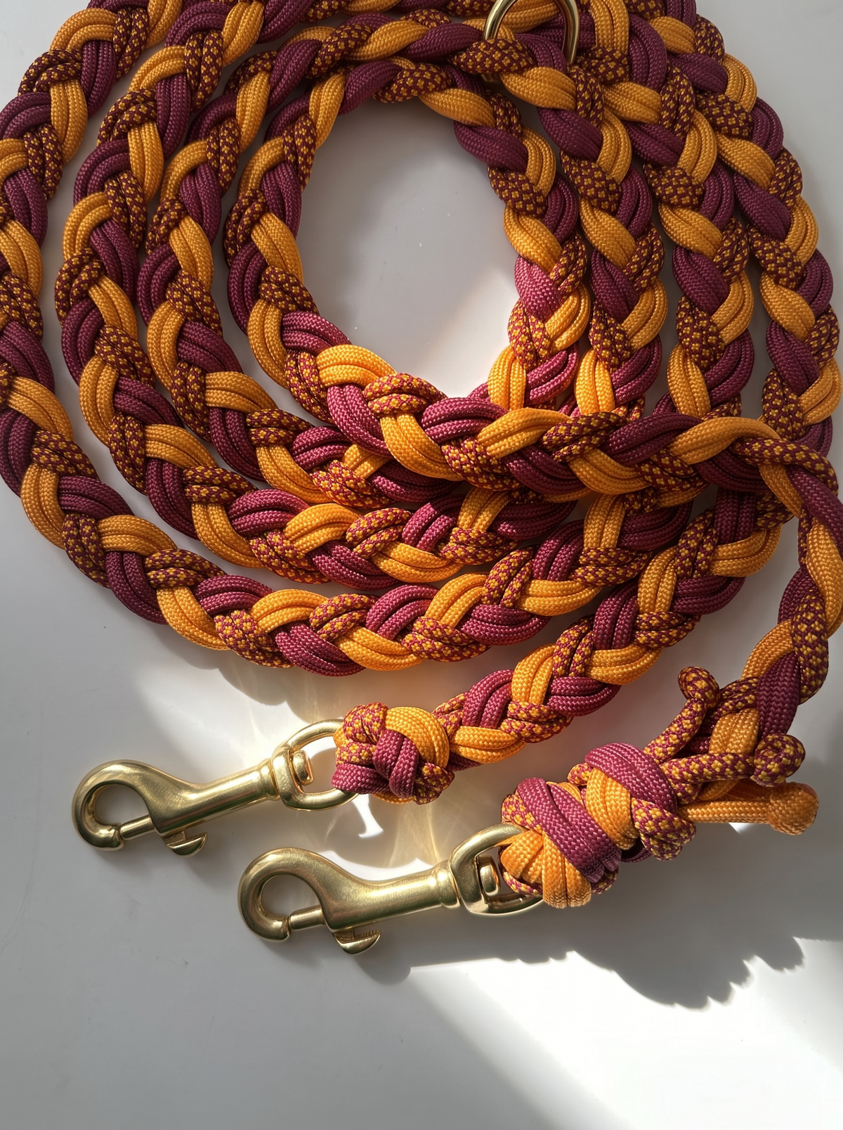 Paracordleine geflochten in herbstlichen Farben. Handgefertigt und individuell anpassbar. Orange und Rottöne geflochten mit personalisierbaren Beschlägen. Bolzenkarabiner Messing 