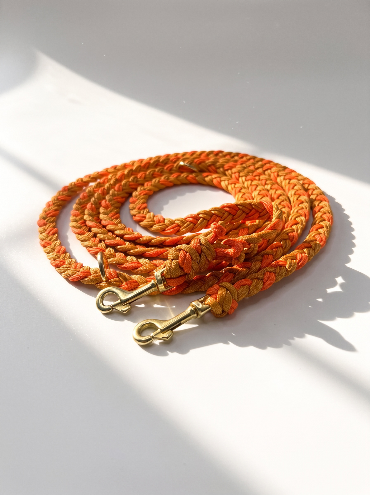 Paracordleine geflochtene Hundeleine in Halloween Optik orange. Herbstliche Farben: Apricot, Royal und Sunsetorange. Für alle Hunde geeignet, wird ans Gewicht angepasst. Leine komplett Ansicht 