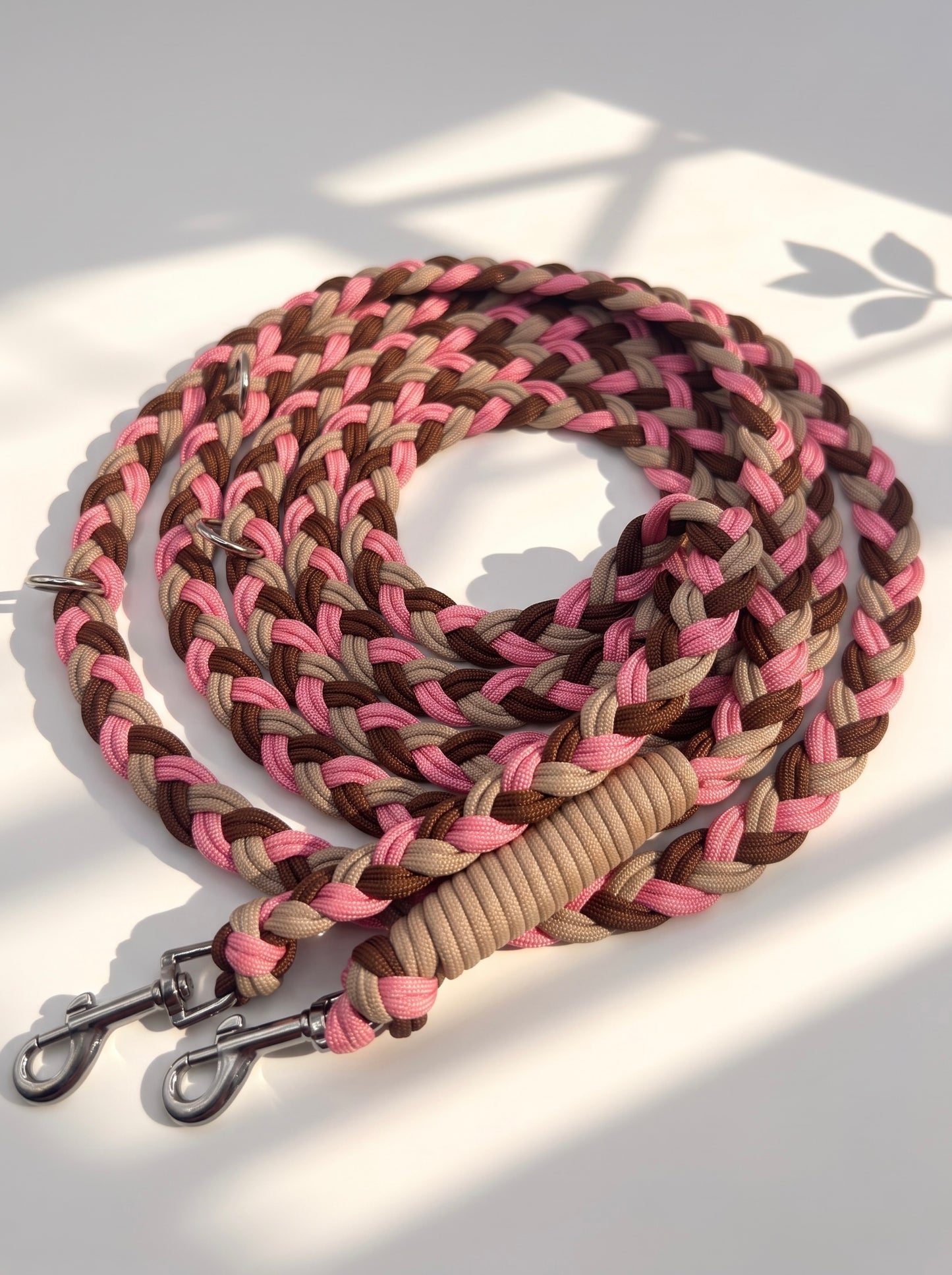 Paracordleine geflochten in beige, braun und rosa mit wählbaren Beschlägen. Handgefertigt und individuell anpassbar. Draufsicht 