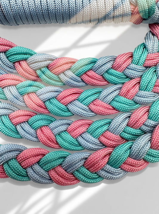 Hundeleine geflochten aus Paracord Typ 3 in den Farben turquoise, ice blau und Lavendel rosa mit silberne Beschlägen. Details flechtung 