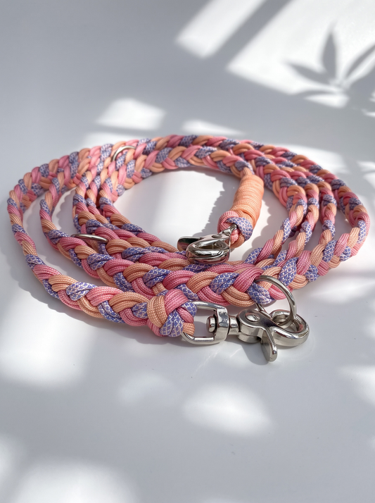 Paracordleine geflochten rosa Kupfer lila mit silbernen Beschlägen. Handgefertigt und individuell anpassbar. Draufsicht 