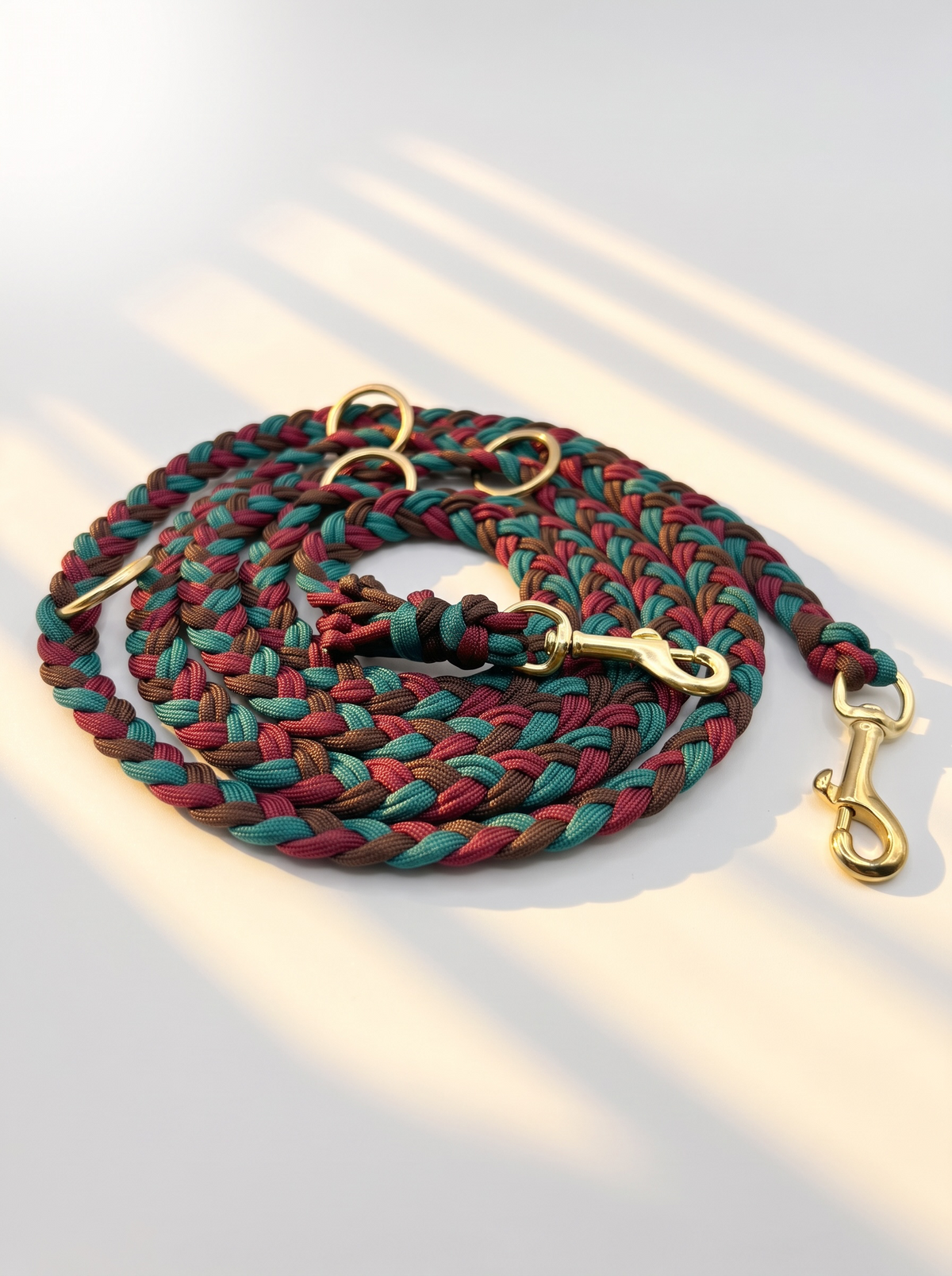 Paracordleine geflochten aus Paracord Typ 3. In Herbst und Winter Farben - Rot, Grün und Braun mit goldenen Details. Bolzenkarabiner Gold Messing 