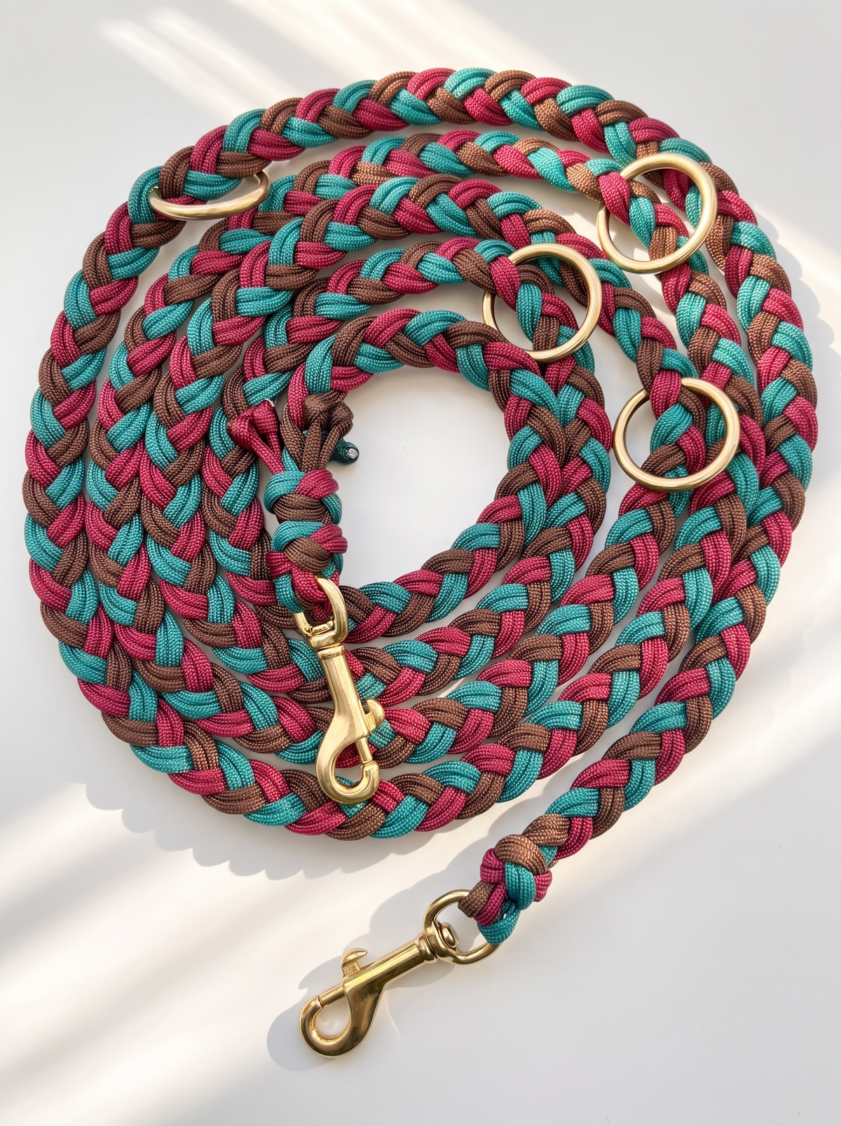Paracordleine geflochten aus Paracord Typ 3. In Herbst und Winter Farben - Rot, Grün und Braun mit goldenen Details. Draufsicht 