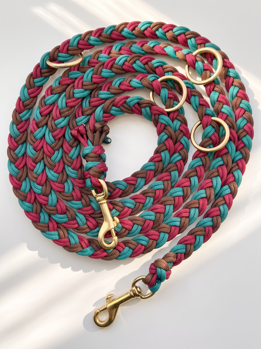Paracordleine geflochten aus Paracord Typ 3. In Herbst und Winter Farben - Rot, Grün und Braun mit goldenen Details. Draufsicht 