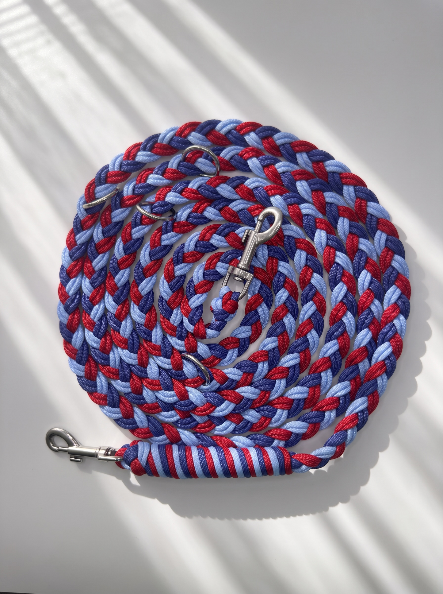 Hundeleine geflochten aus Paracord in den Farben rot, hellblau und dunkelblau. Handgefertigt und individuell anpassbar. Draufsicht 