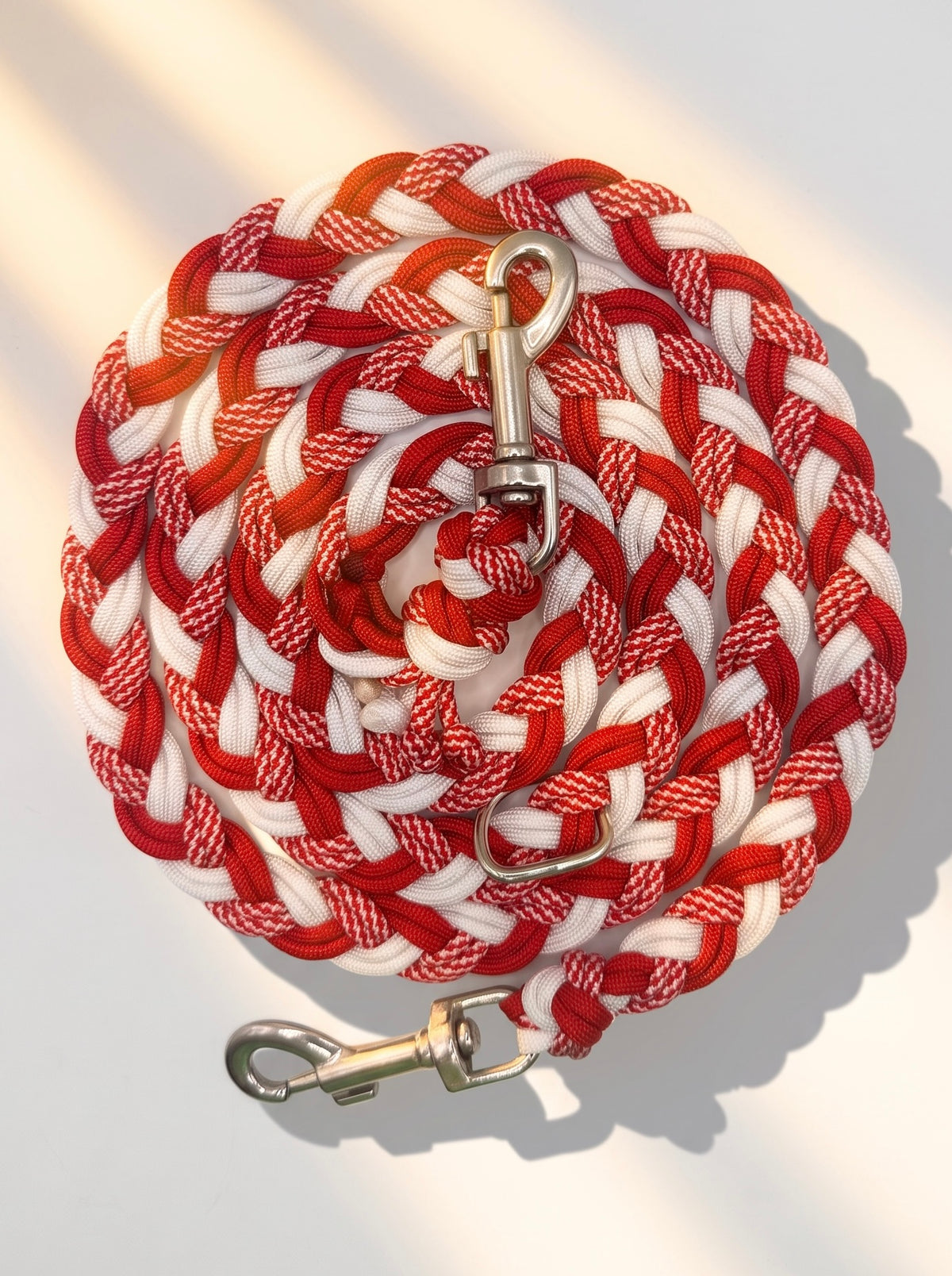 Hundeleine geflochten aus Paracord in winterlichen Farben. Weihnachtsleine in rot und weiss. Candy cane Musterung für das perfekte Weihnachtsgeschenk. Handgefertigt und individuell anpassbar. Draufsicht 