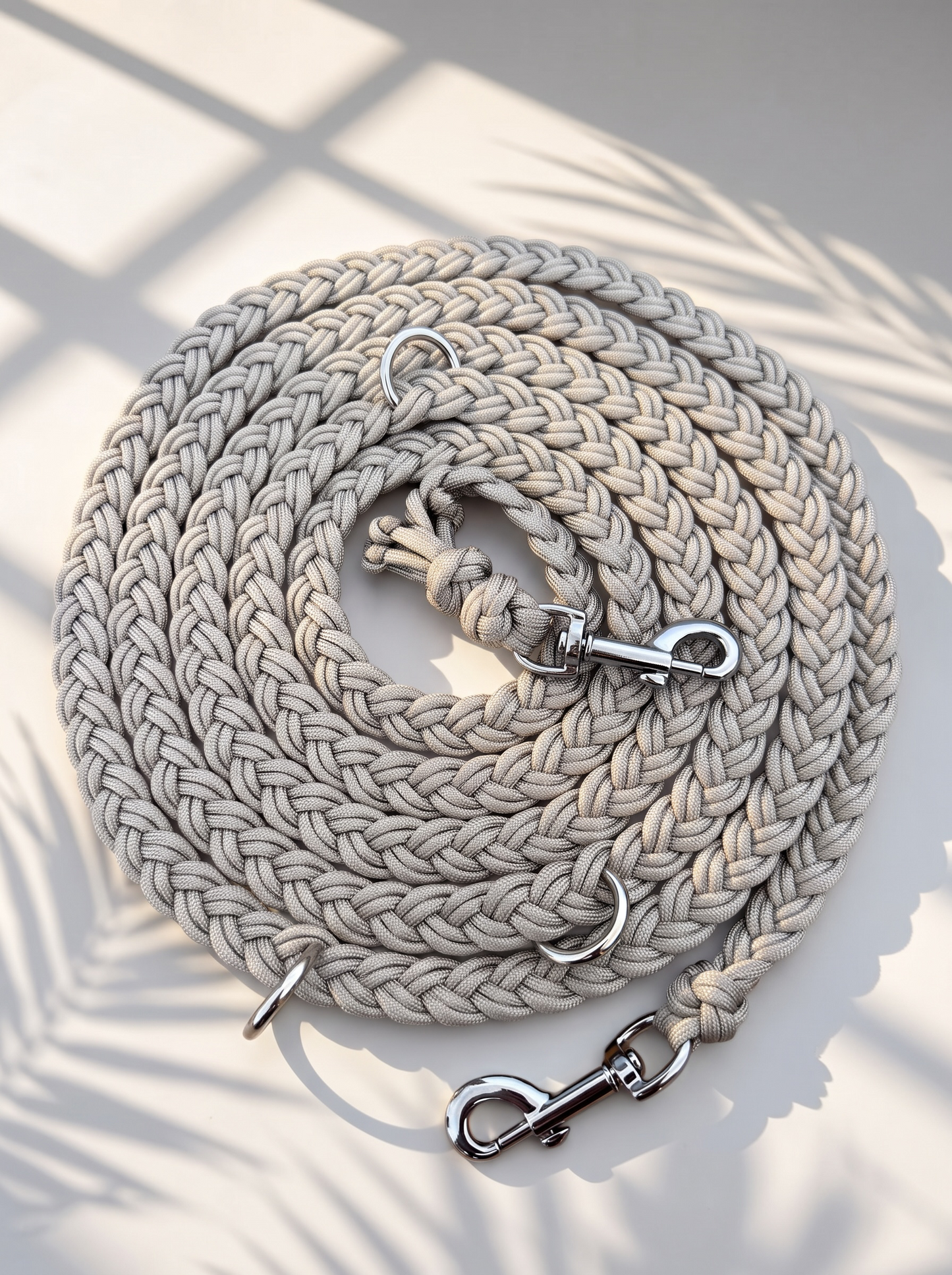 Hundeleine geflochten aus Paracord Typ 3 in der Farbe Tan. Mit individuell anpassbaren Beschlägen. Handgefertigt und anpassbar. Draufsicht 