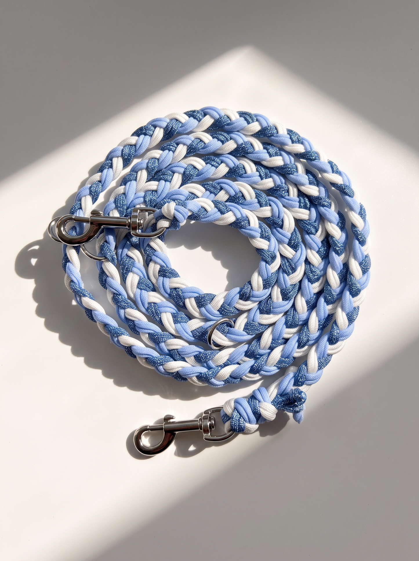 Geflochtene paracordleine für Hunde in winterlichen Eis Blauen Tönen. Geeignet für alle hundegrößen, da sie an das Gewicht des Hundes angepasst wird. Draufsicht der Leine 