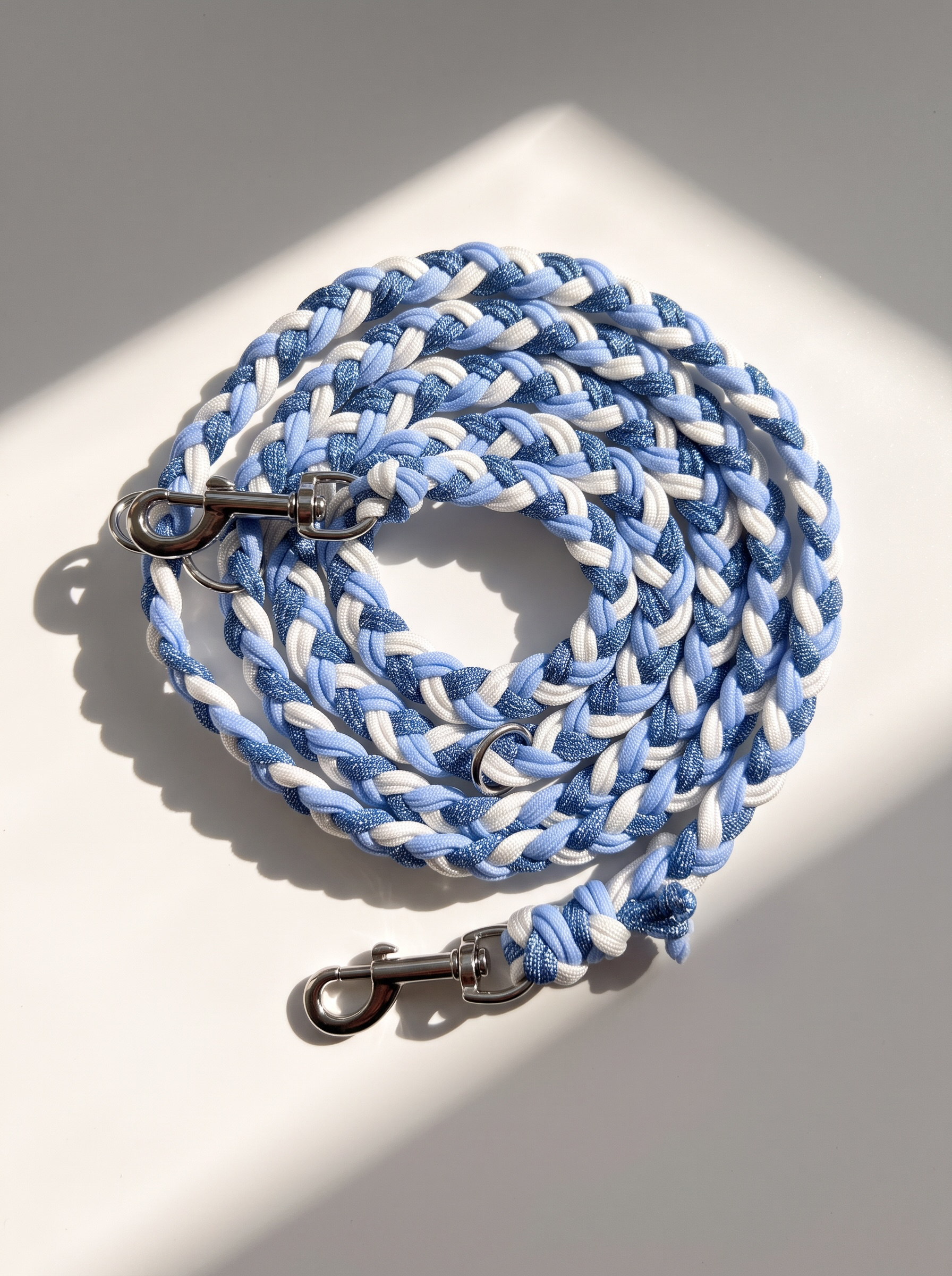 Geflochtene paracordleine für Hunde in winterlichen Eis Blauen Tönen. Geeignet für alle hundegrößen, da sie an das Gewicht des Hundes angepasst wird. Draufsicht der Leine 