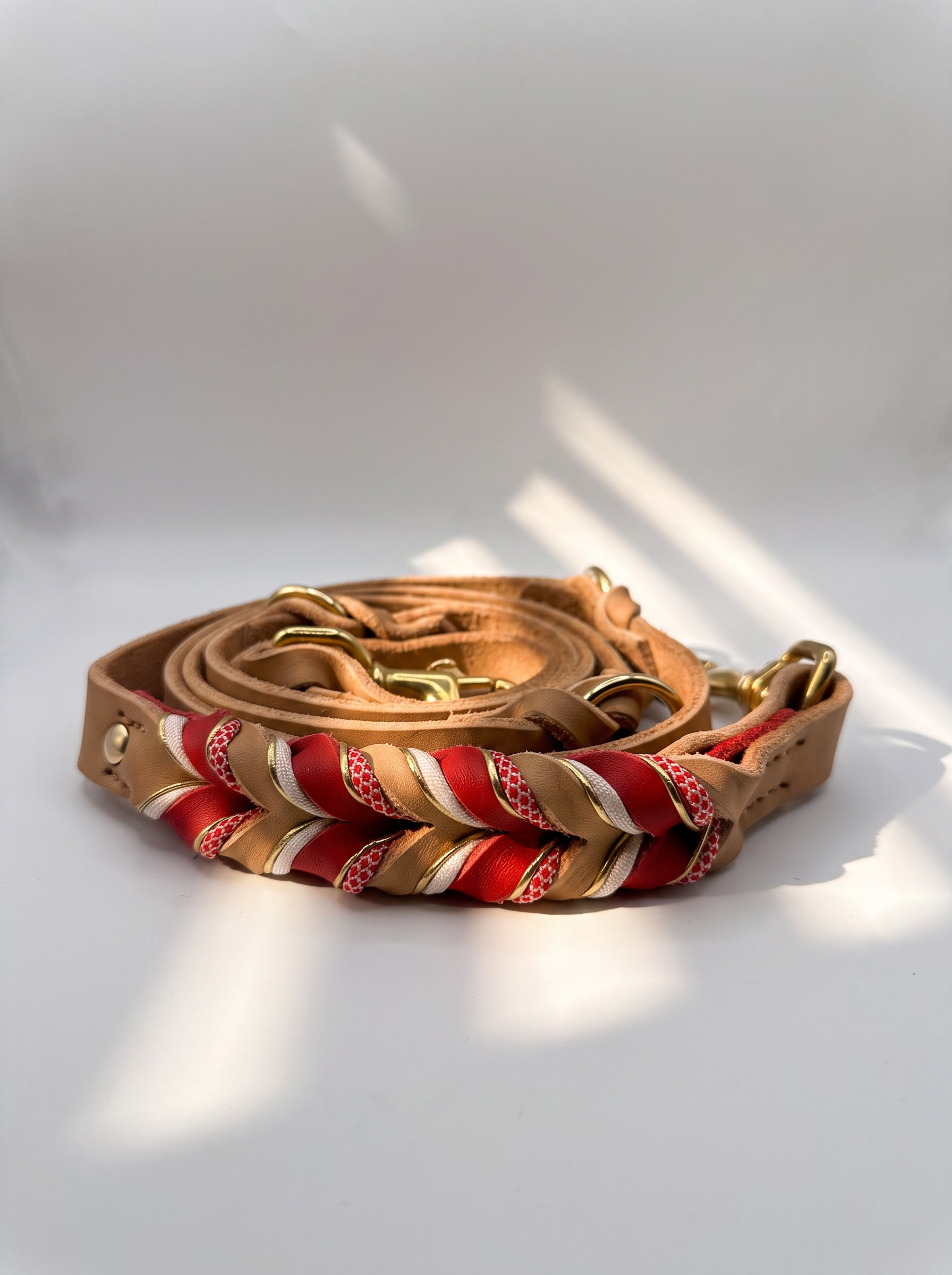 Hundeleine aus Leder geflochten in braun und rot mit goldenen Details. Zugstopp Verschluss. Individuell anpassbar für jeden Hund. Ansicht Details Flechtung 
