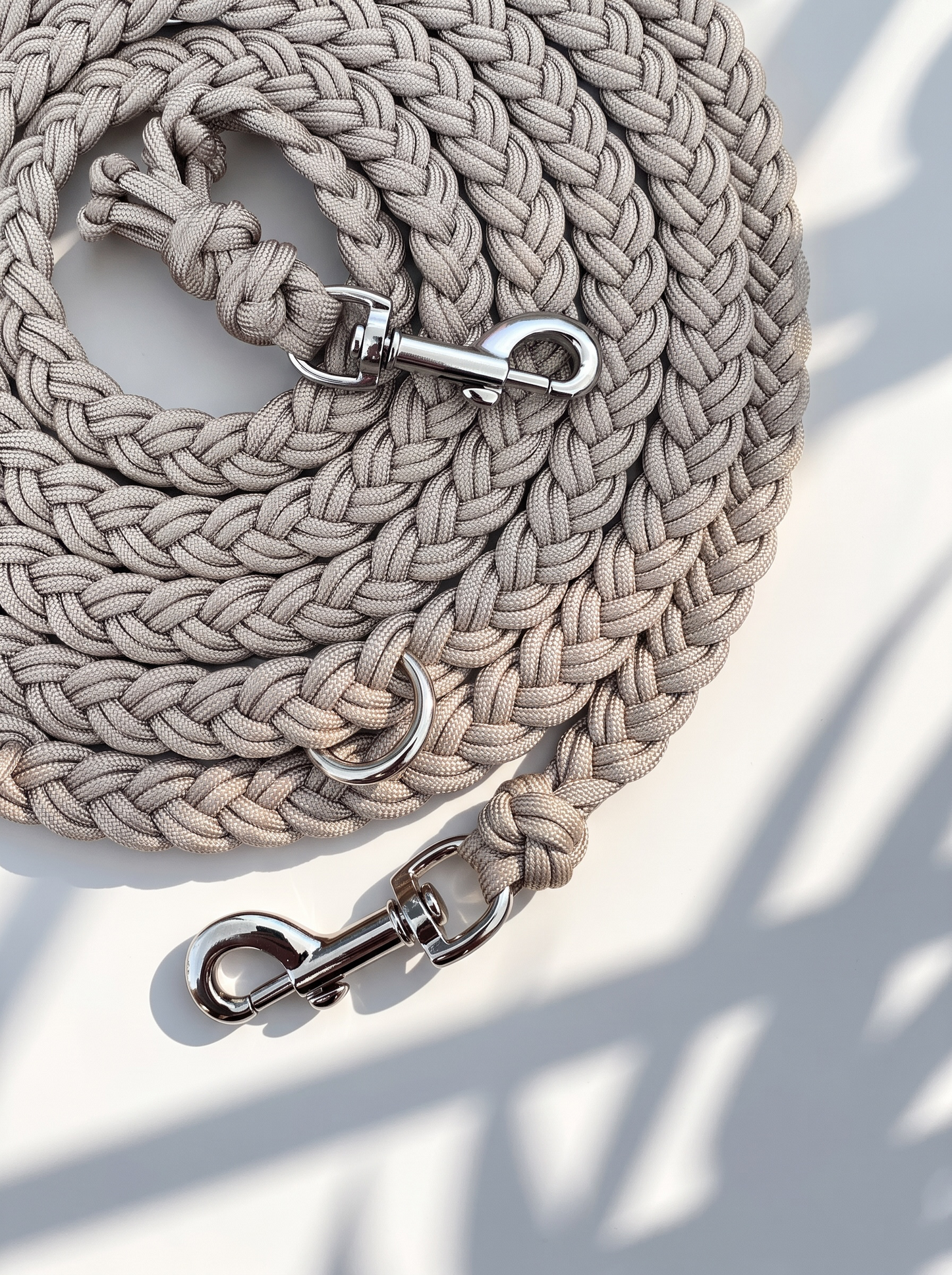 Hundeleine geflochten aus Paracord Typ 3 in der Farbe Tan. Mit individuell anpassbaren Beschlägen. Handgefertigt und anpassbar. Bolzenkarabiner silbern
