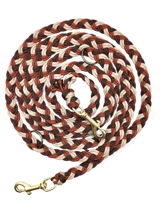 Hundeleine geflochten aus Paracord in Herbst Farben. Braun, cream, Rost. Mit goldenen Details.