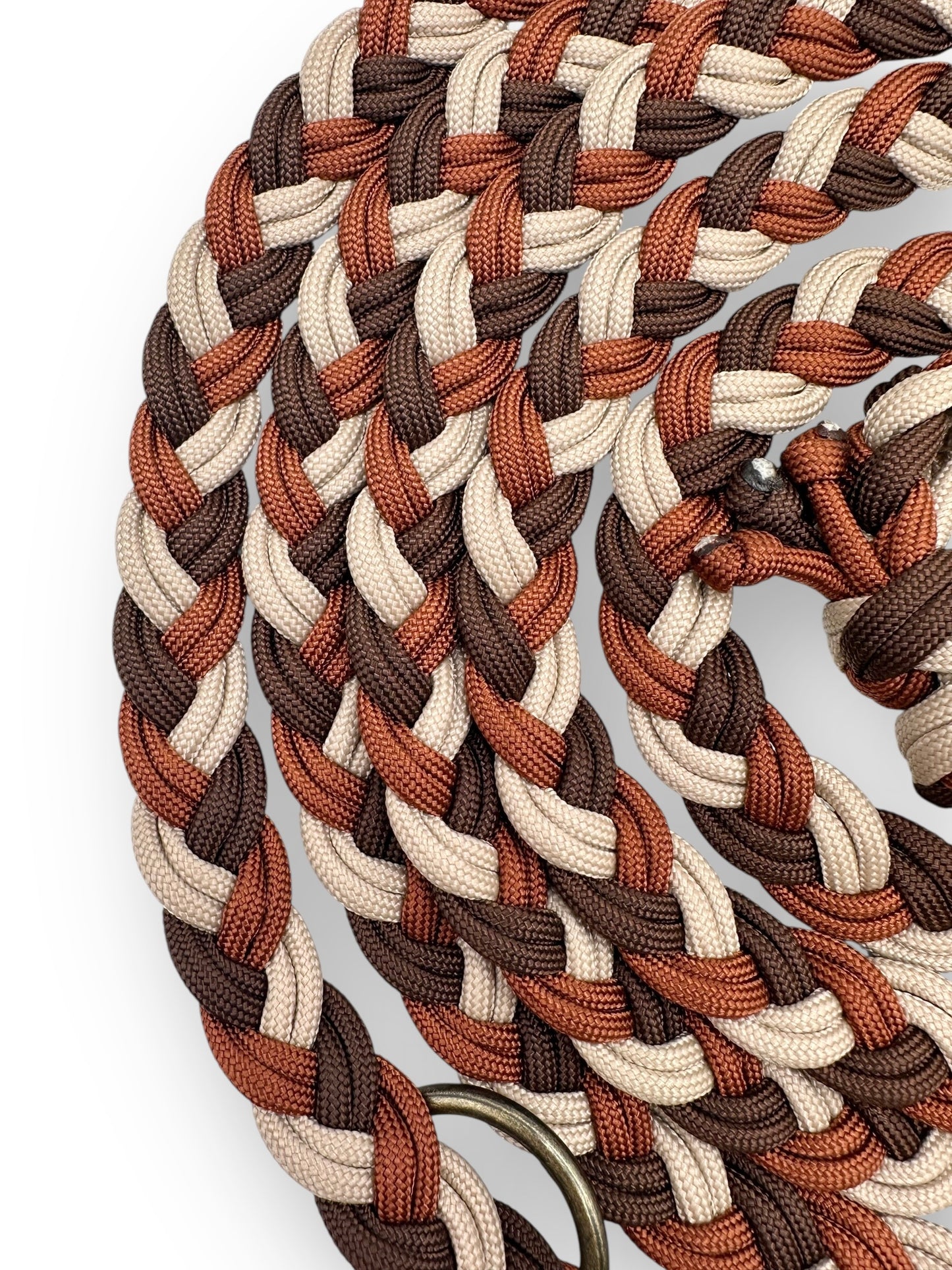 Hundeleine geflochten aus Paracord in Herbst Farben. Braun, cream, Rost. Mit goldenen Details.
