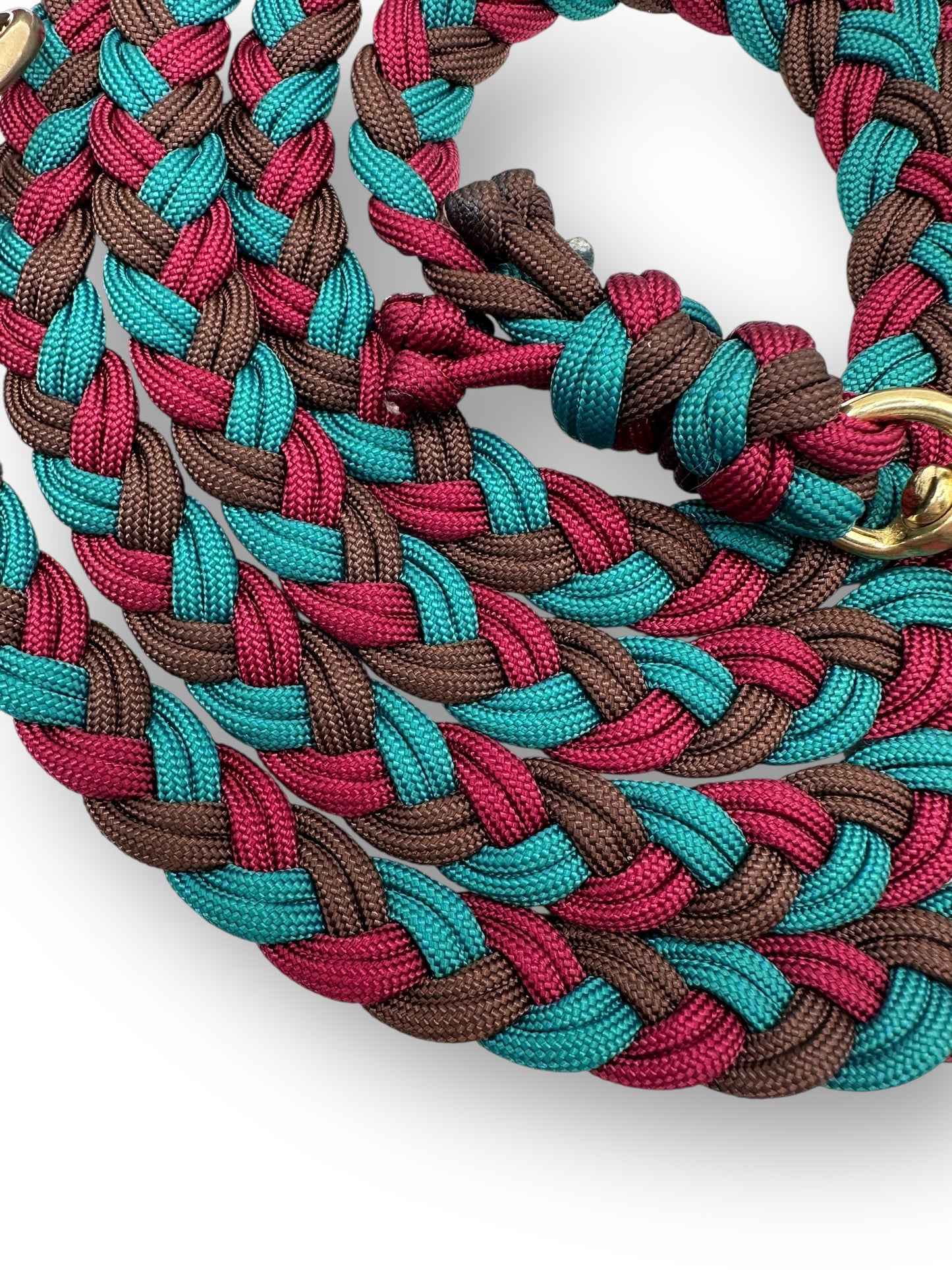 Hundeleine in herbstlichen und winterlichen Farben mit goldene Details. In den Farben Rot, Grün und Braun passende zum Herbst und Winter. 