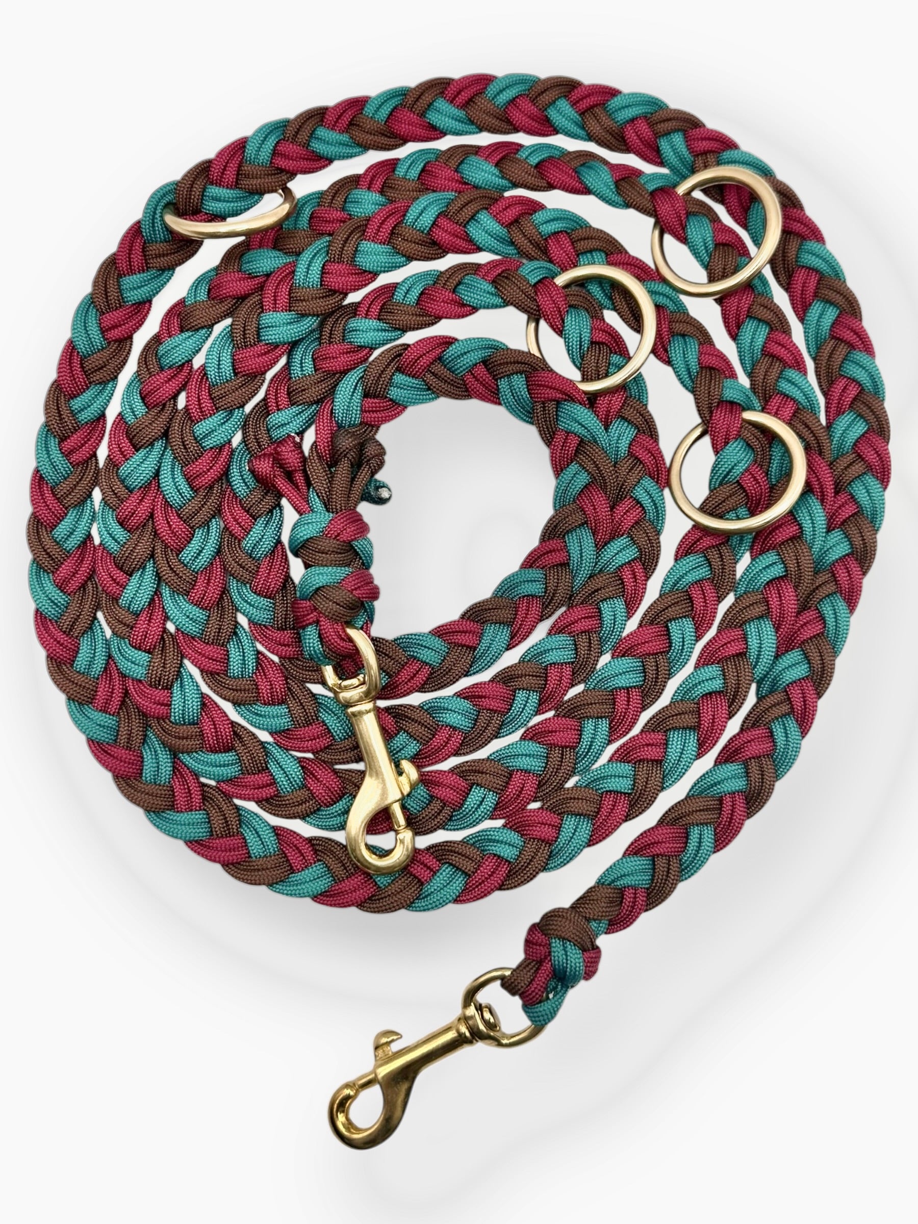 Paracordleine geflochten aus Paracord Typ 3. In Herbst und Winter Farben - Rot, Grün und Braun mit goldenen Details. 